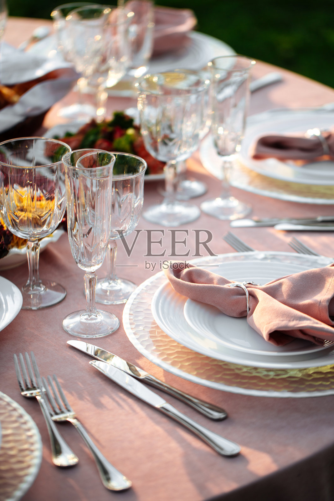 宴会桌上有各种东方开胃菜照片摄影图片