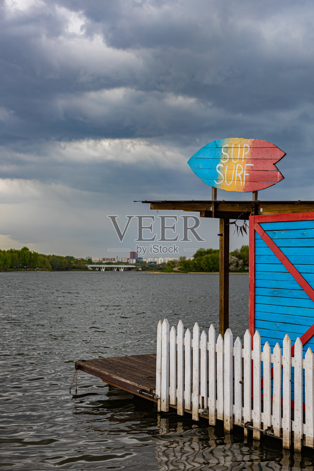 2022年5月15日,俄罗斯莫斯科:水库岸边的冲浪者之家照片摄影图片