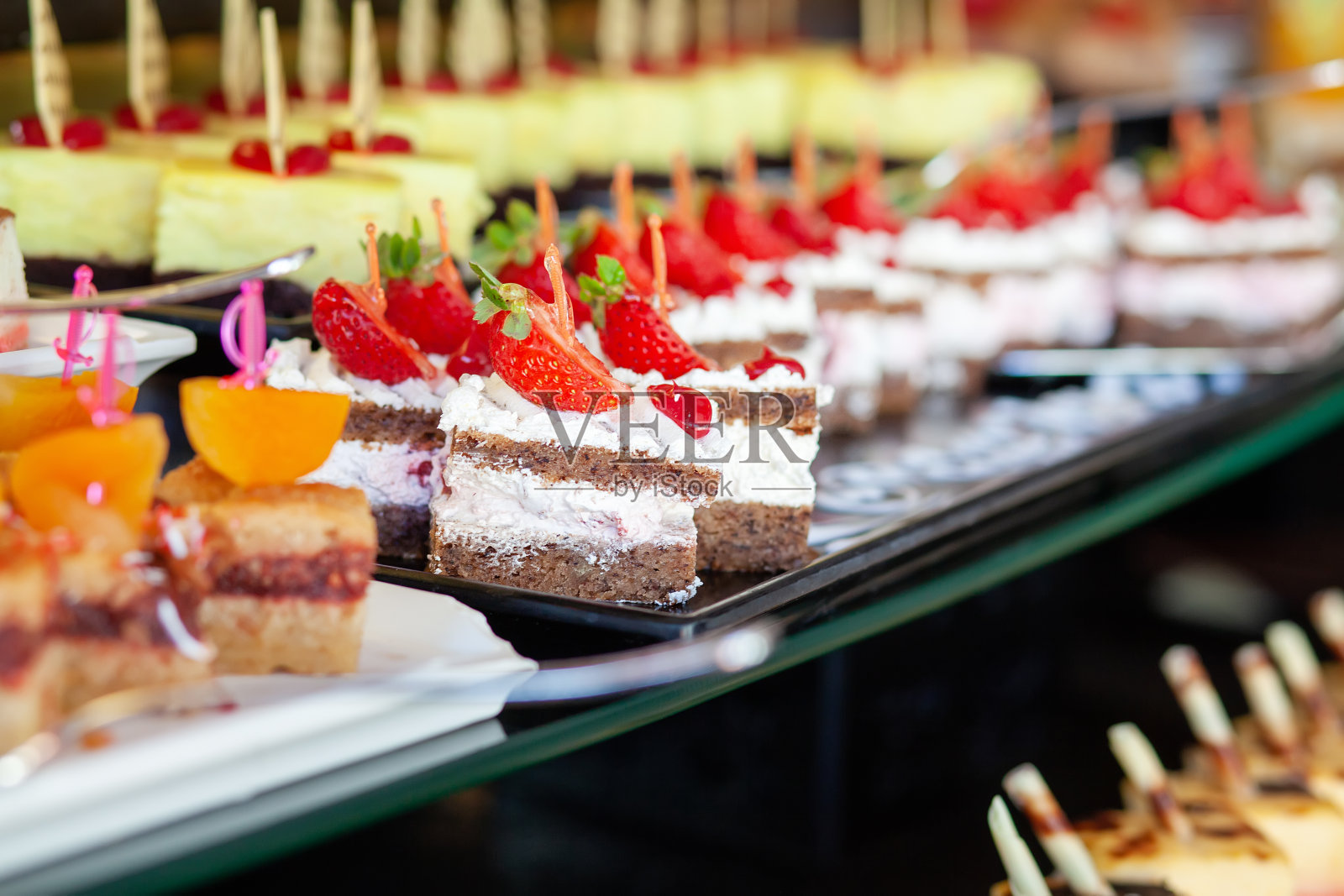 土耳其酒店的甜点桌。自助餐上有各式各样的蛋糕和糖果照片摄影图片