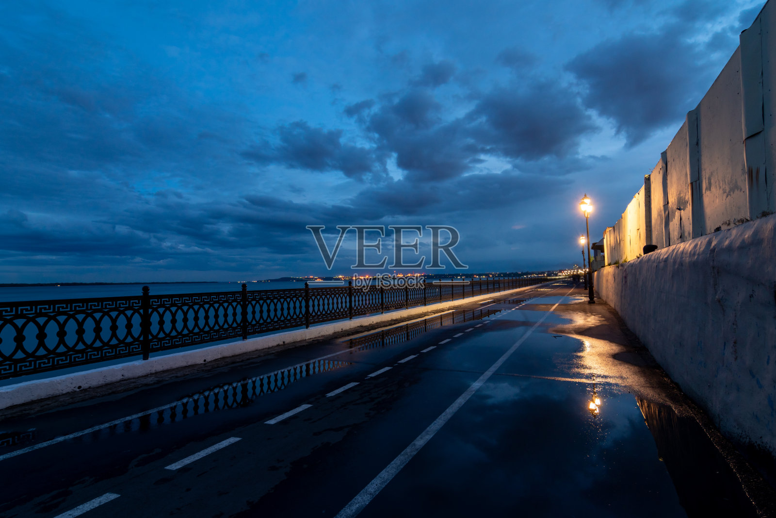 夜河河堤水坑街雨后风光景观照片摄影图片