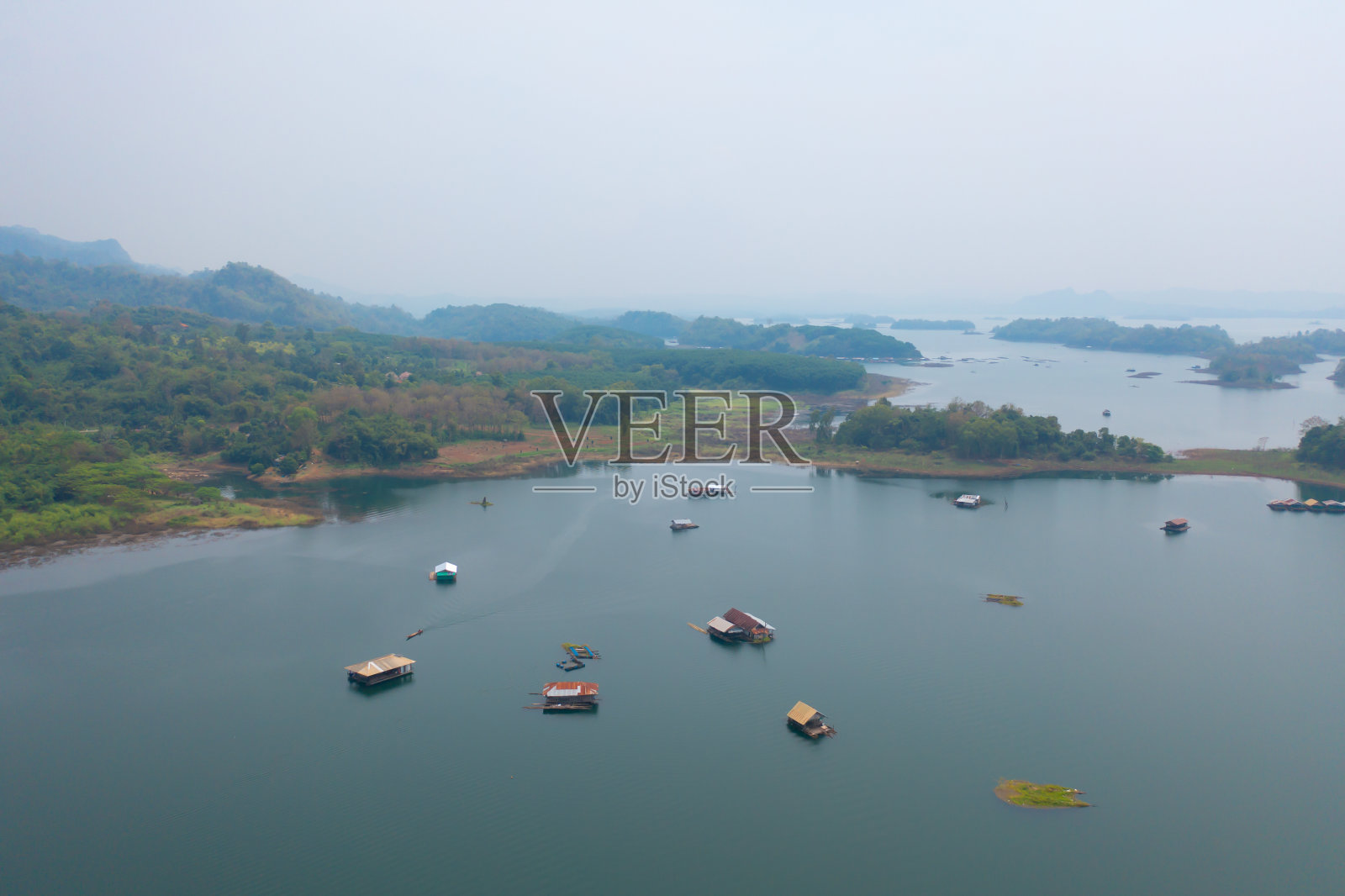 泰国北碧府蒙村水上房屋航拍顶视图照片摄影图片