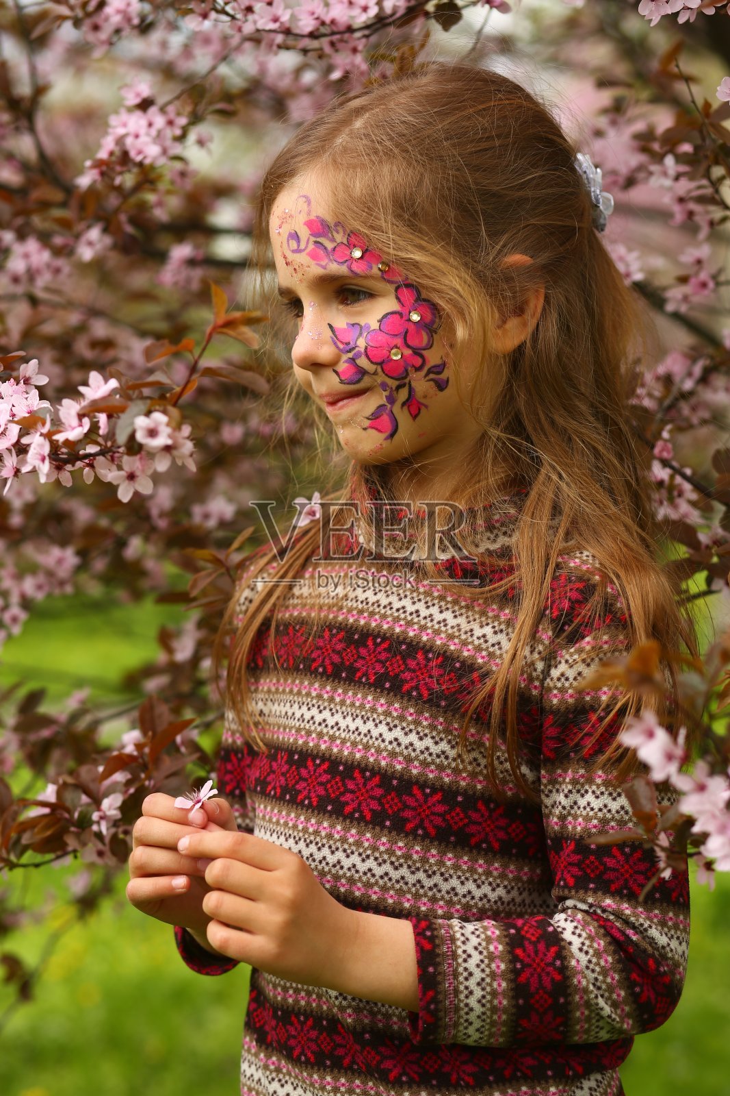 女孩在闻樱花照片摄影图片