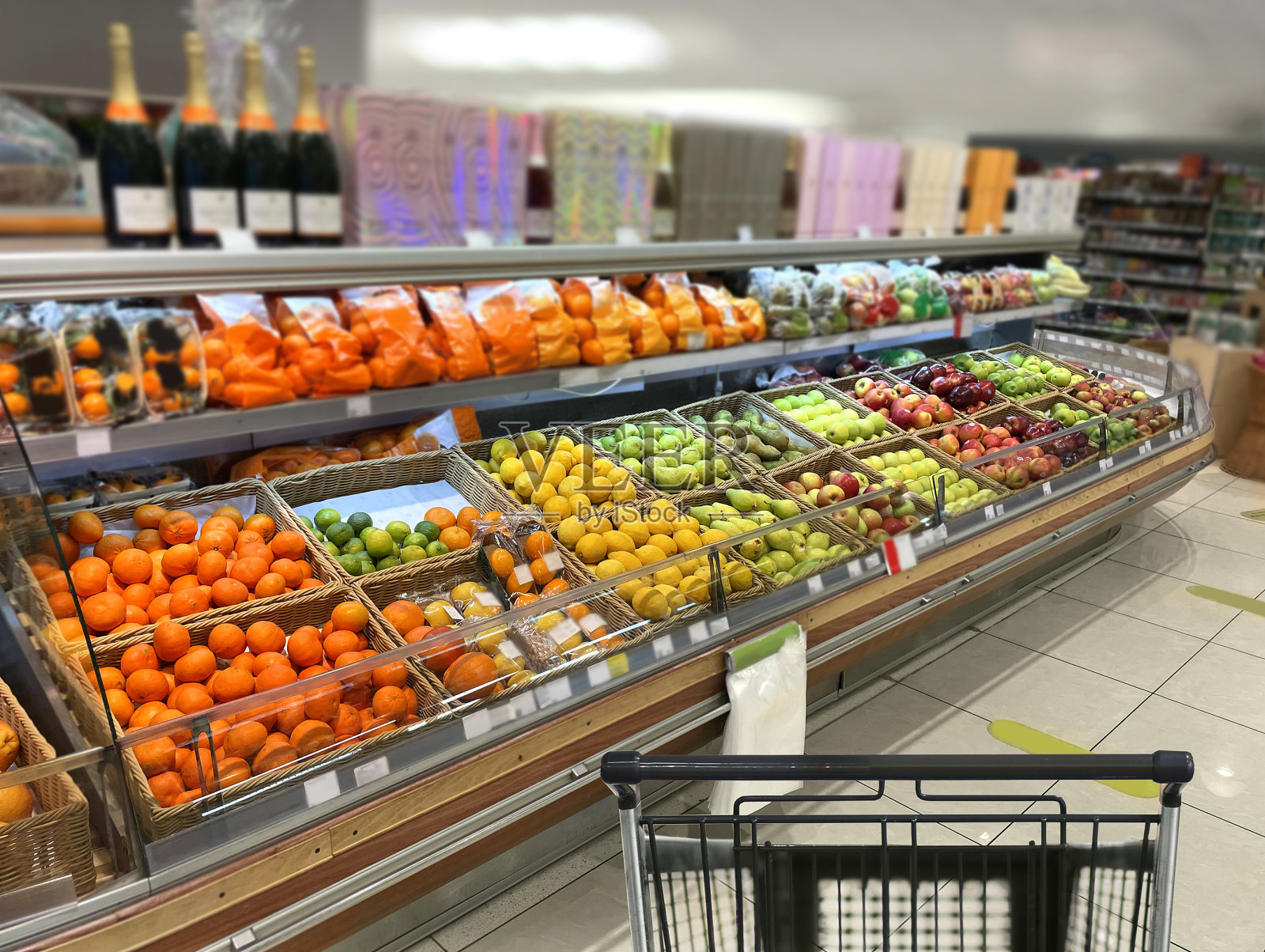 在超市选择乳制品。空空的超市里空空的购物车照片摄影图片