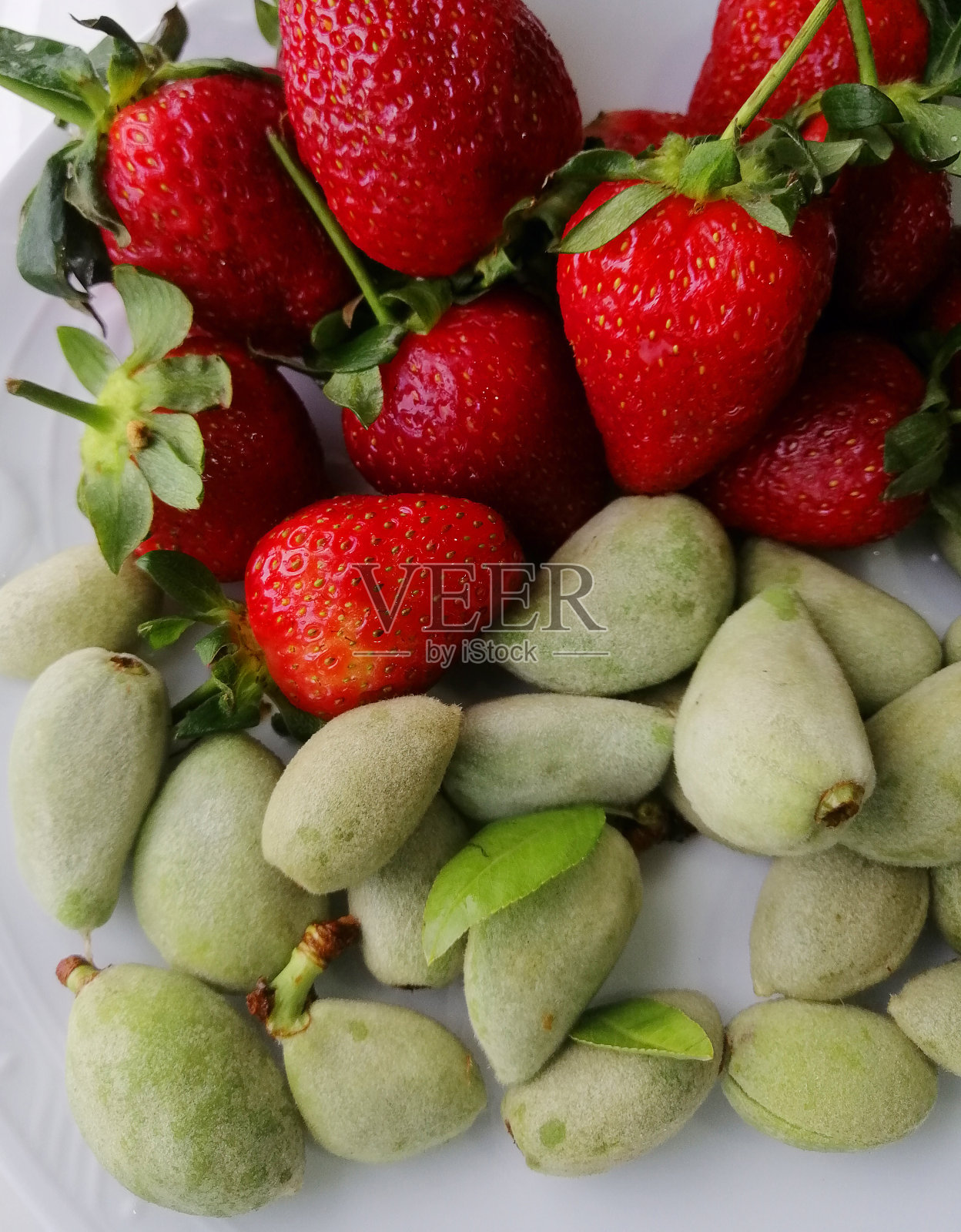 生鲜绿杏仁和草莓照片摄影图片