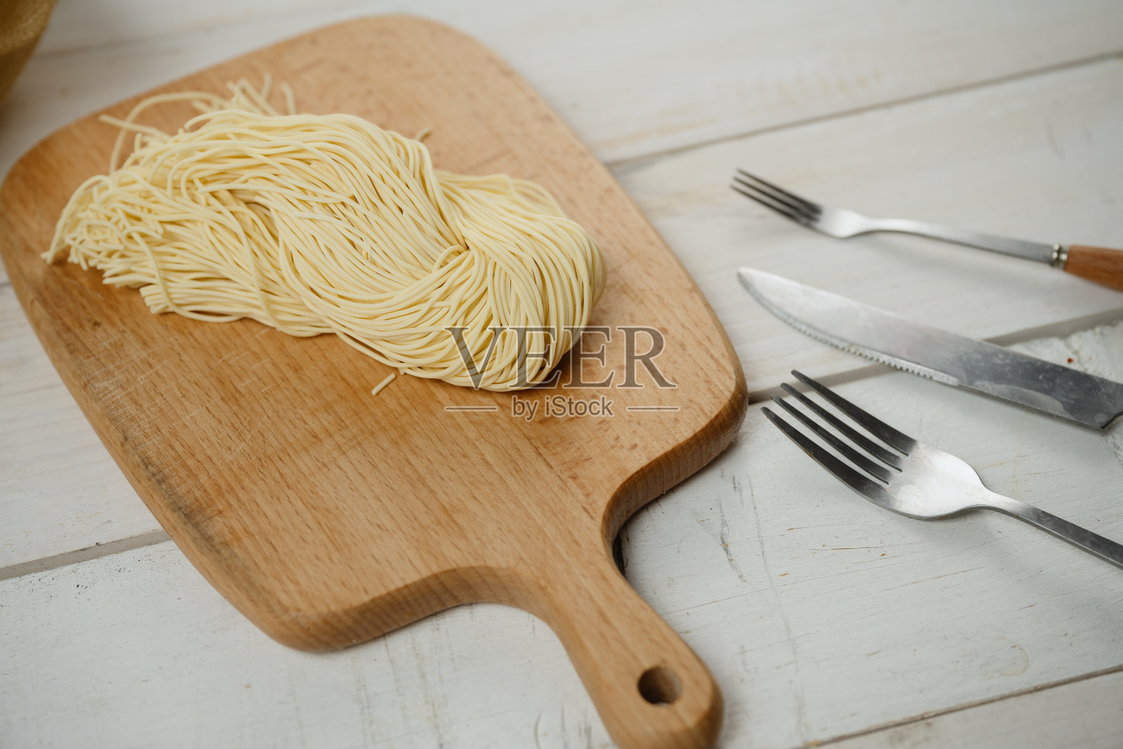 面条在板上照片摄影图片