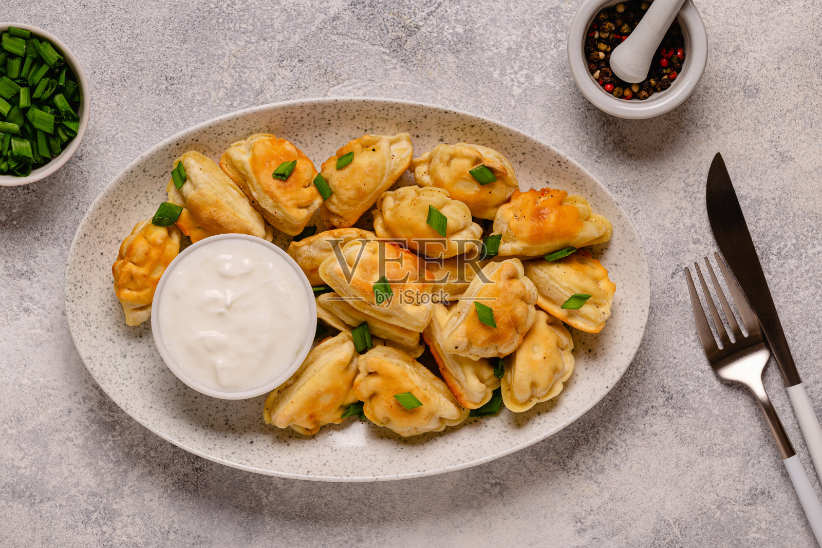 饺子,里面有土豆泥。照片摄影图片