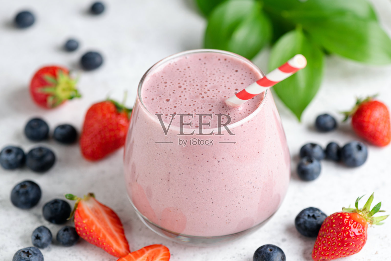 粉色草莓蓝莓素食冰沙照片摄影图片