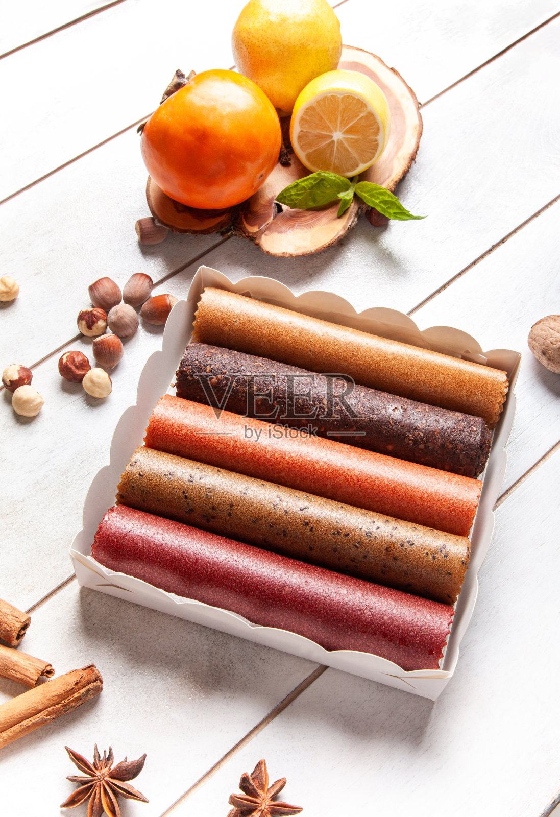 不同口味的果粒装在礼品盒里,还有新鲜水果、坚果、香料照片摄影图片