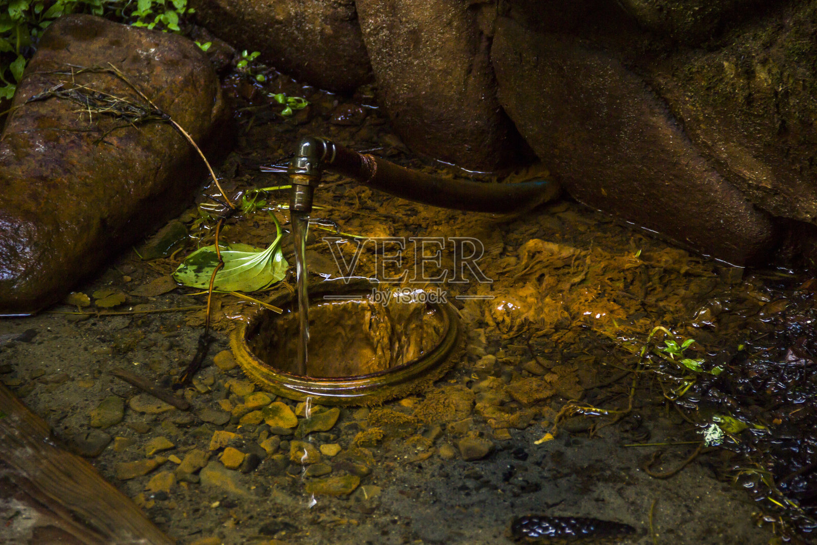 清澈的矿泉水从管道流入乌克兰希德尼察照片摄影图片