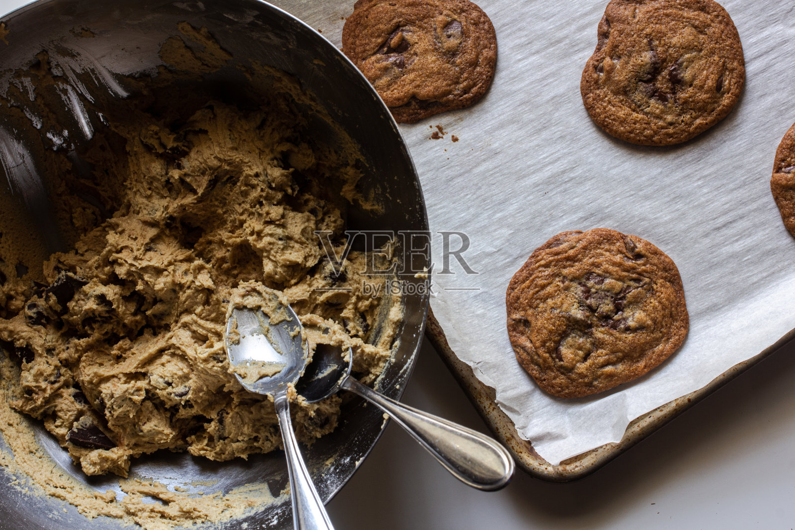顶部的看法混合碗的饼干面团和烤片饼干照片摄影图片