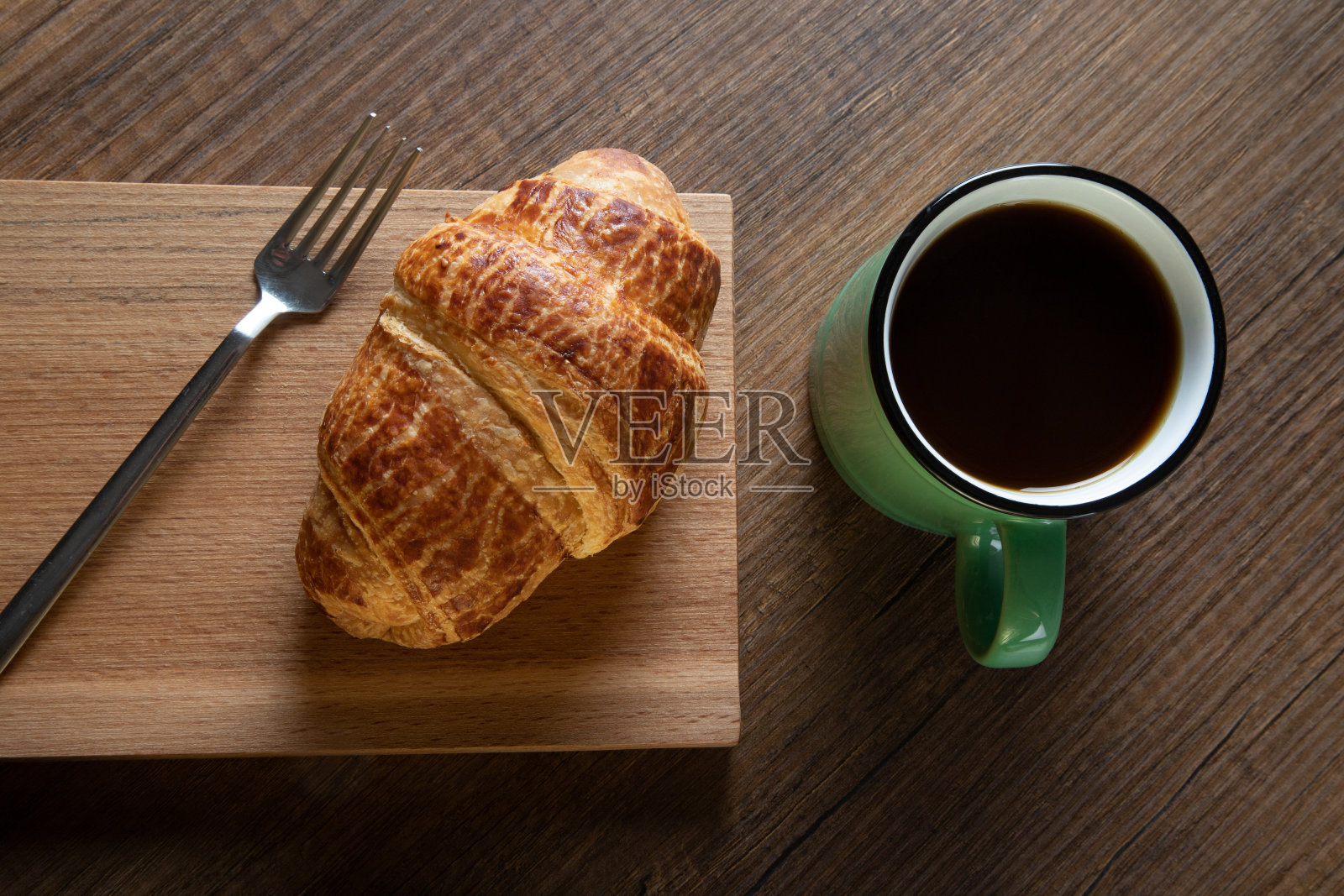 牛角面包加一杯全量咖啡,就在上面照片摄影图片