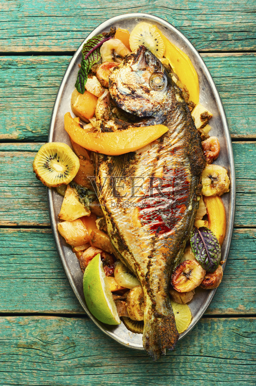 菠萝芒果猕猴桃烤鱼照片摄影图片