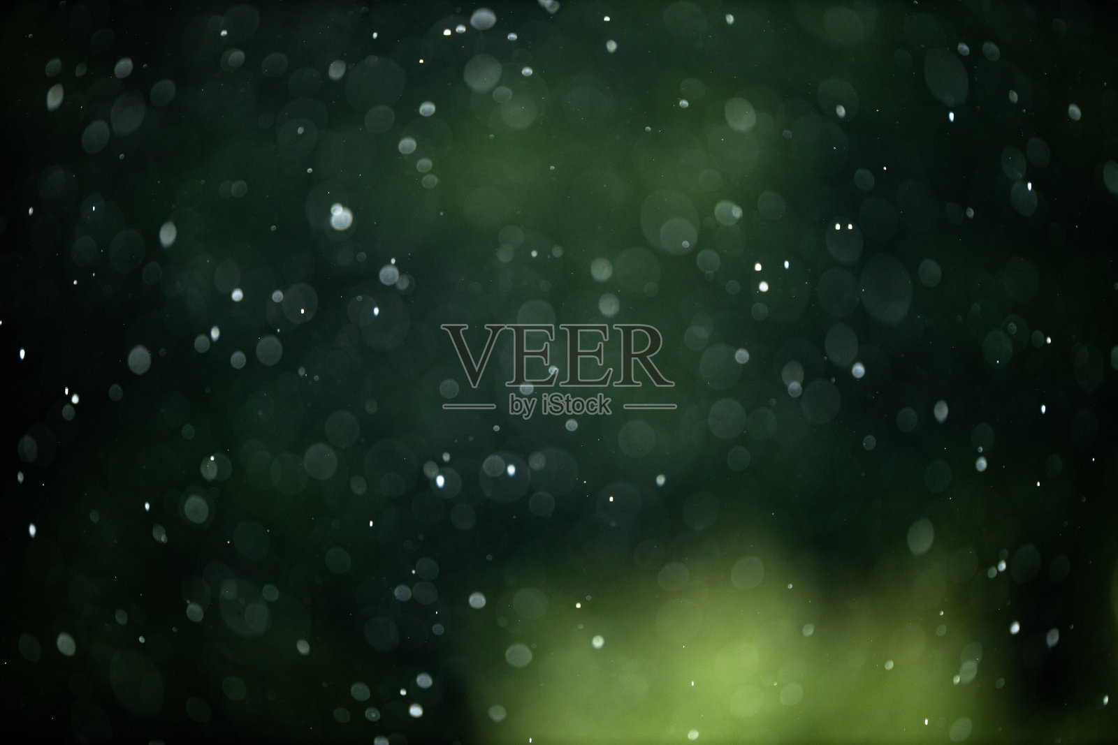 雨从天空落下照片摄影图片