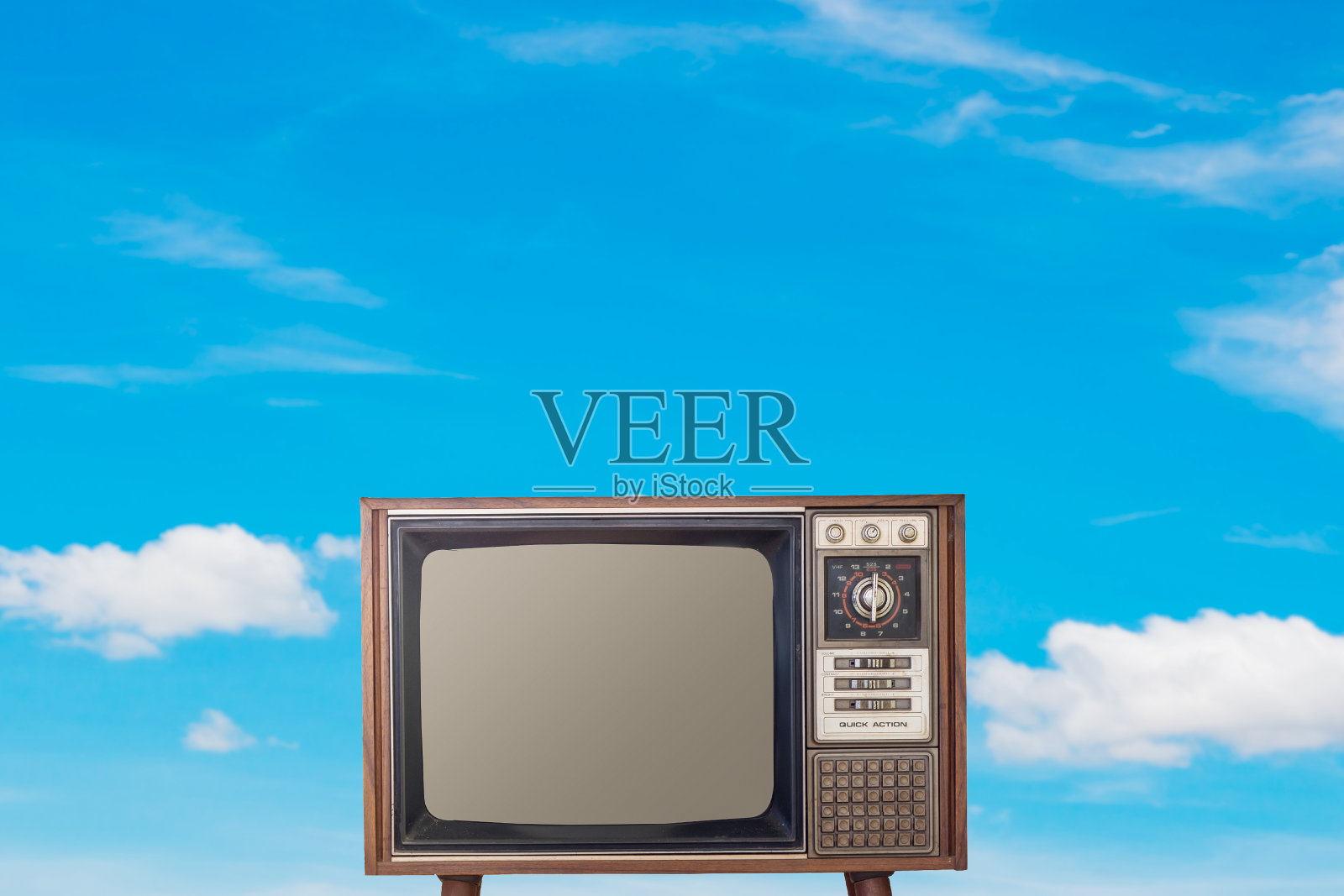 旧电视在蓝天模糊的背景照片摄影图片