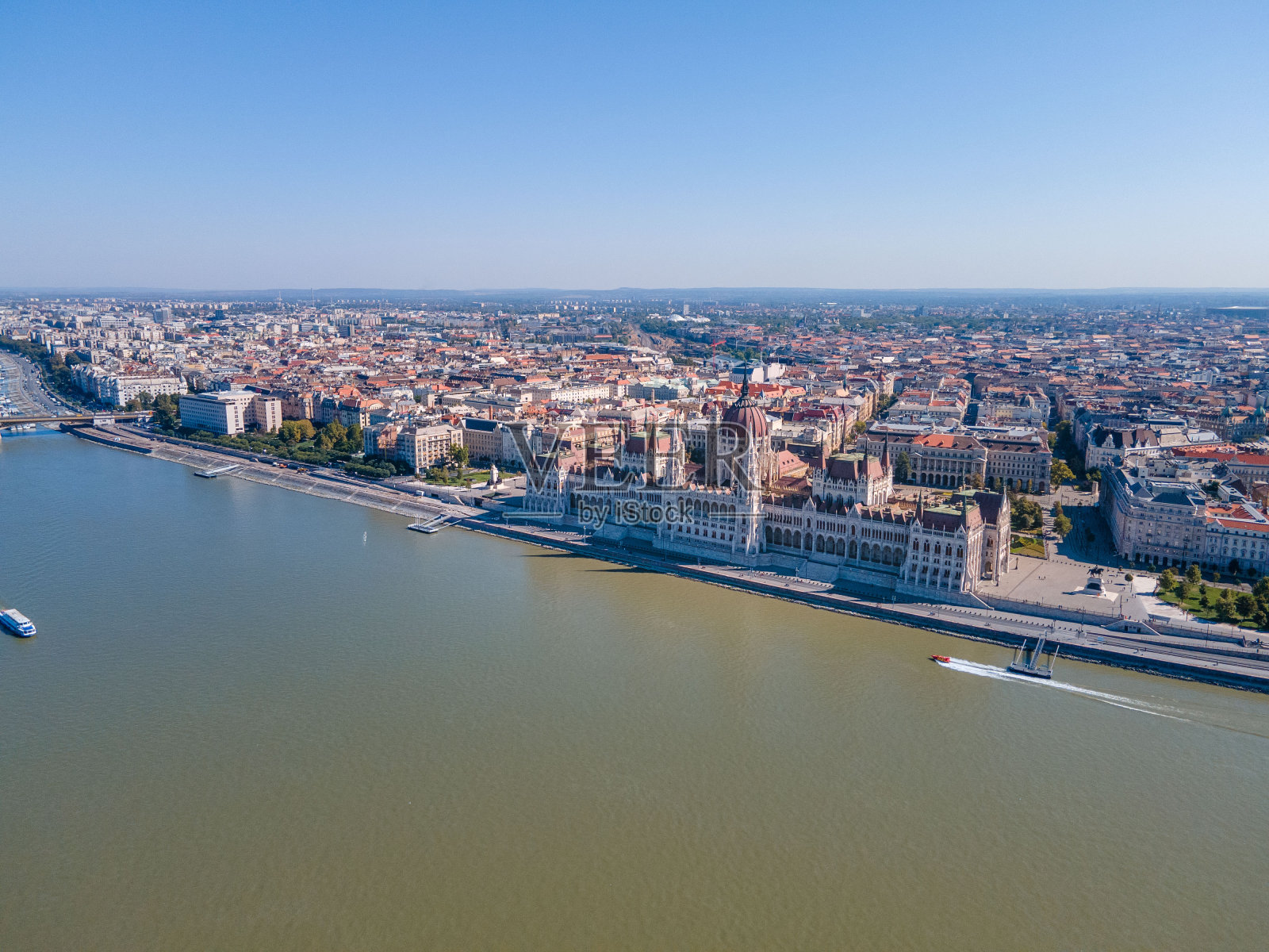 阳光明媚的布达佩斯议会大厦照片摄影图片