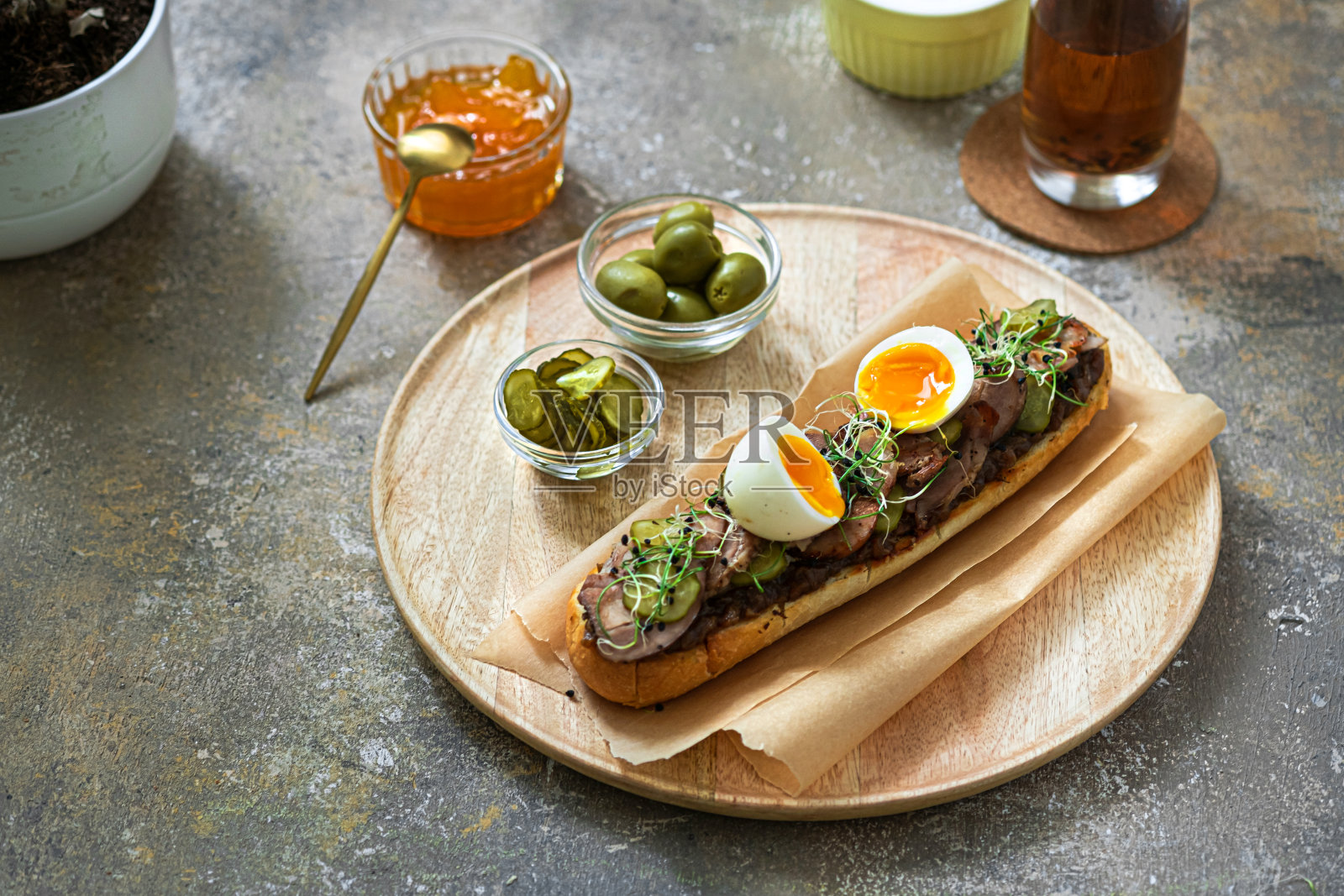 自制三明治,早餐有火鸡,泡菜和鸡蛋,复印空间照片摄影图片