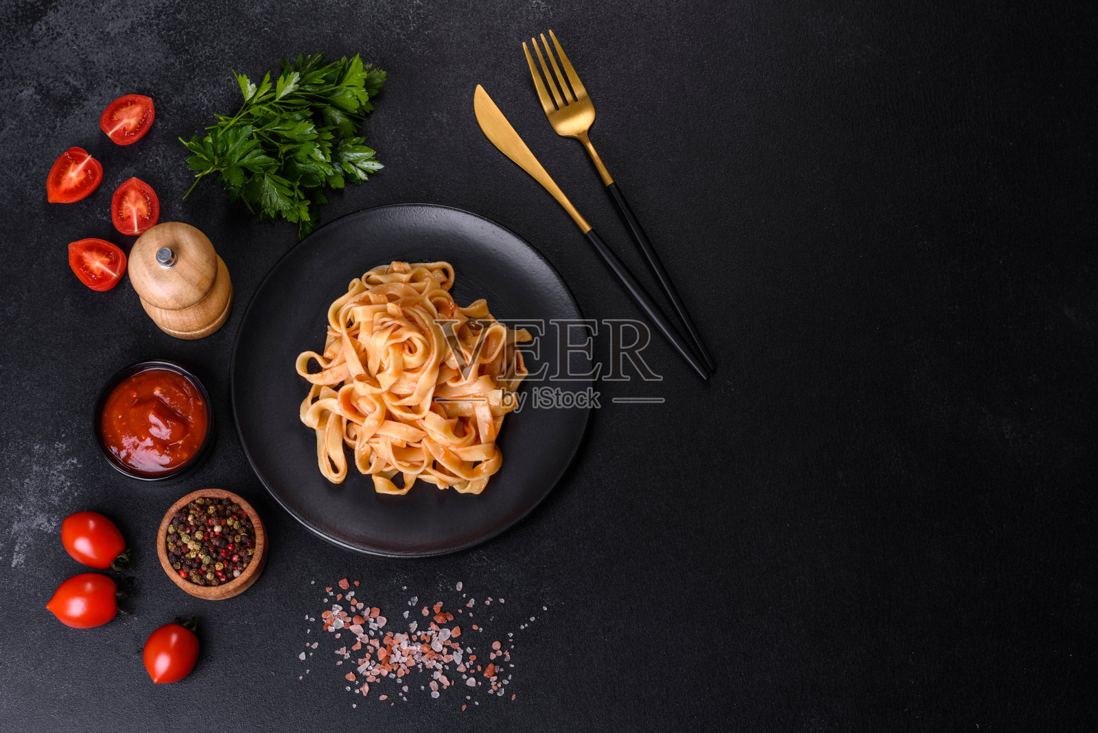 美味可口的意大利面,意大利扁面条配番茄酱和帕尔马干酪照片摄影图片