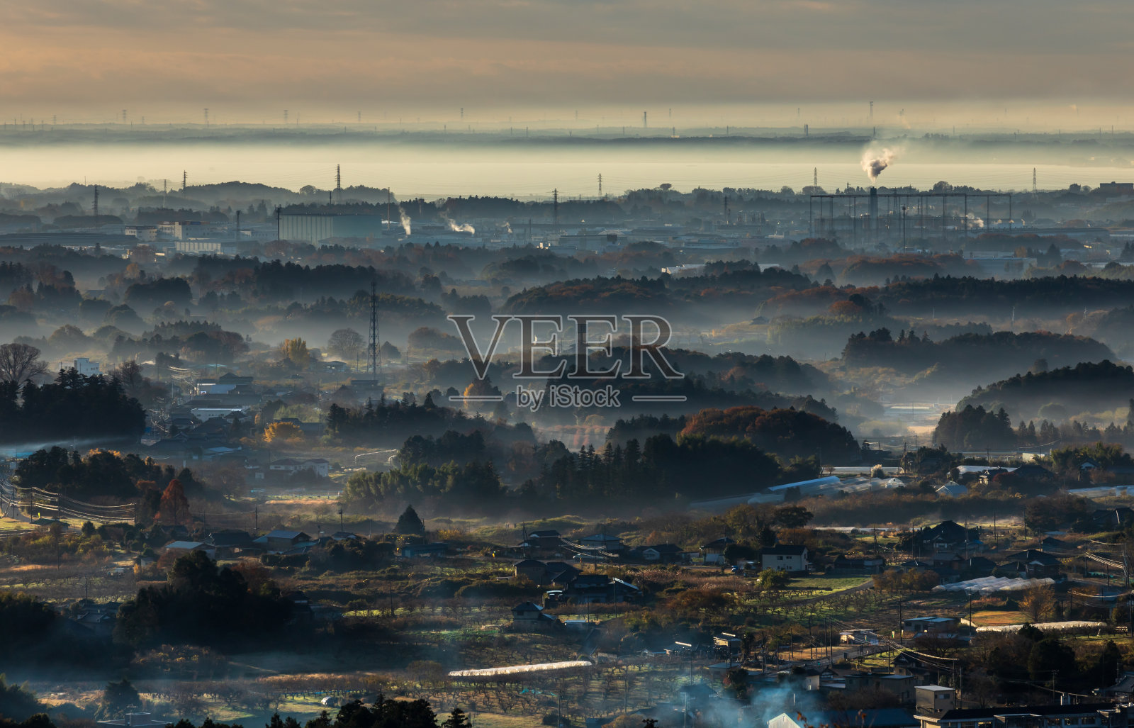 霞间市在晨雾中,黎明时分从茨城县的三井森林公园出发照片摄影图片