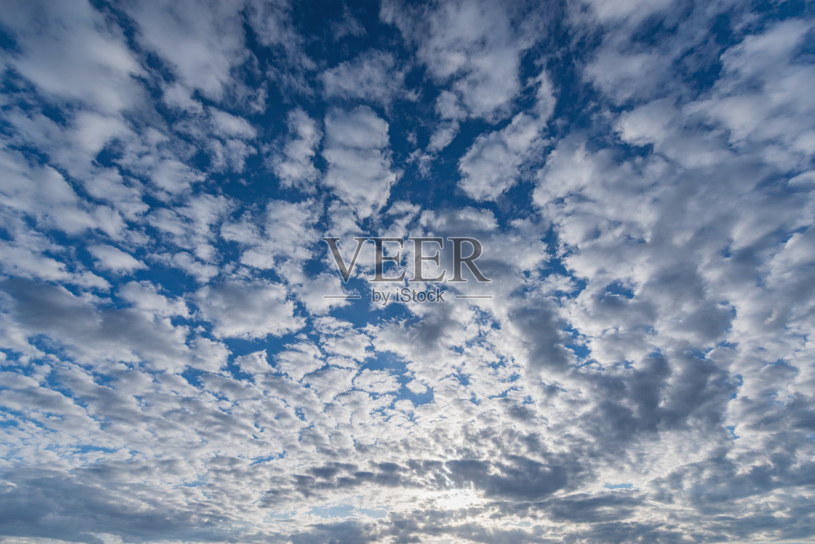 日落时天空中惊人的云景。照片摄影图片