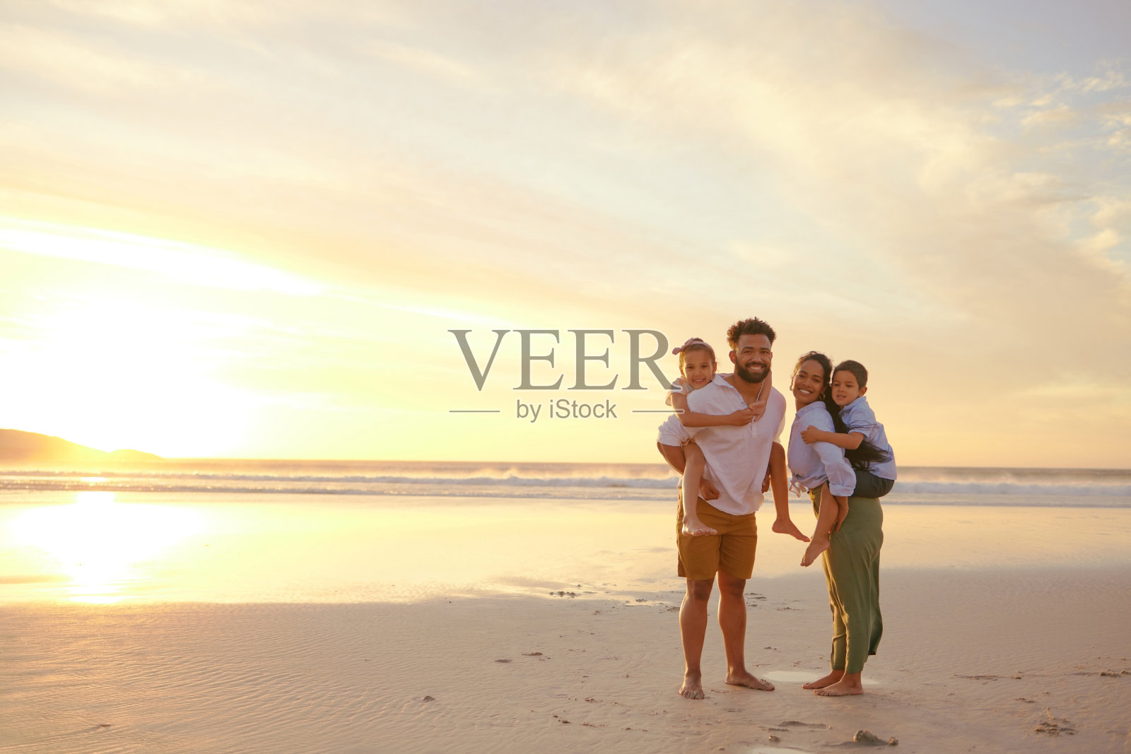 在海滩上共度美好一天的幸福家庭照片照片摄影图片