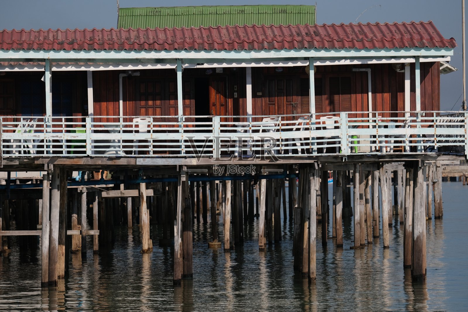 渔村里的高跷房照片摄影图片