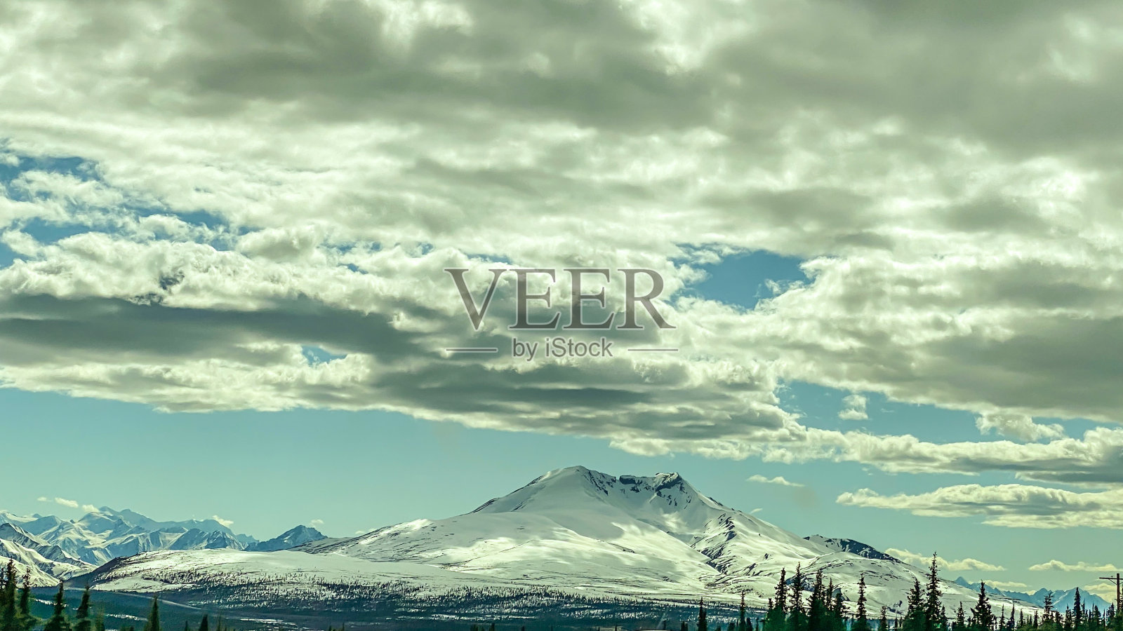 春天的阿拉斯加山脉-最后的边疆照片摄影图片