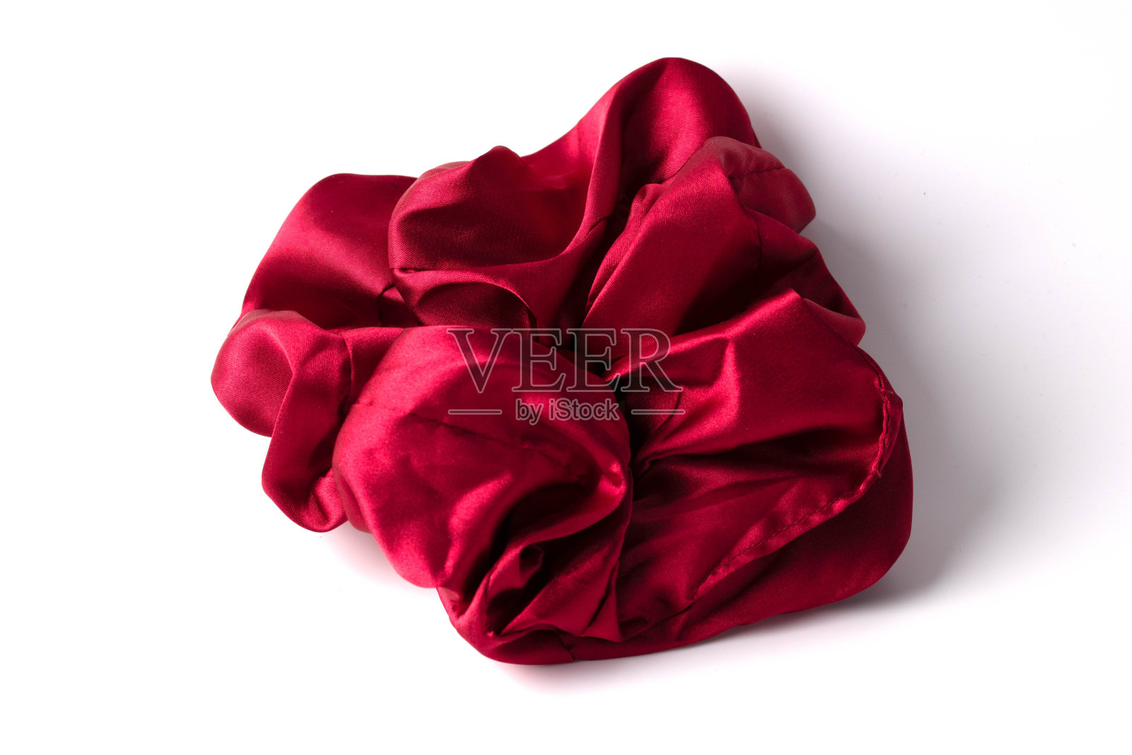 深红色的发带在白色的背景照片摄影图片