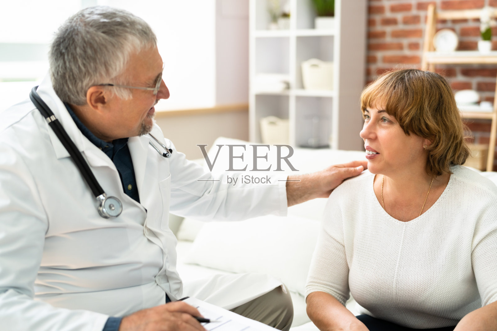 医生与老年病人谈话照片摄影图片