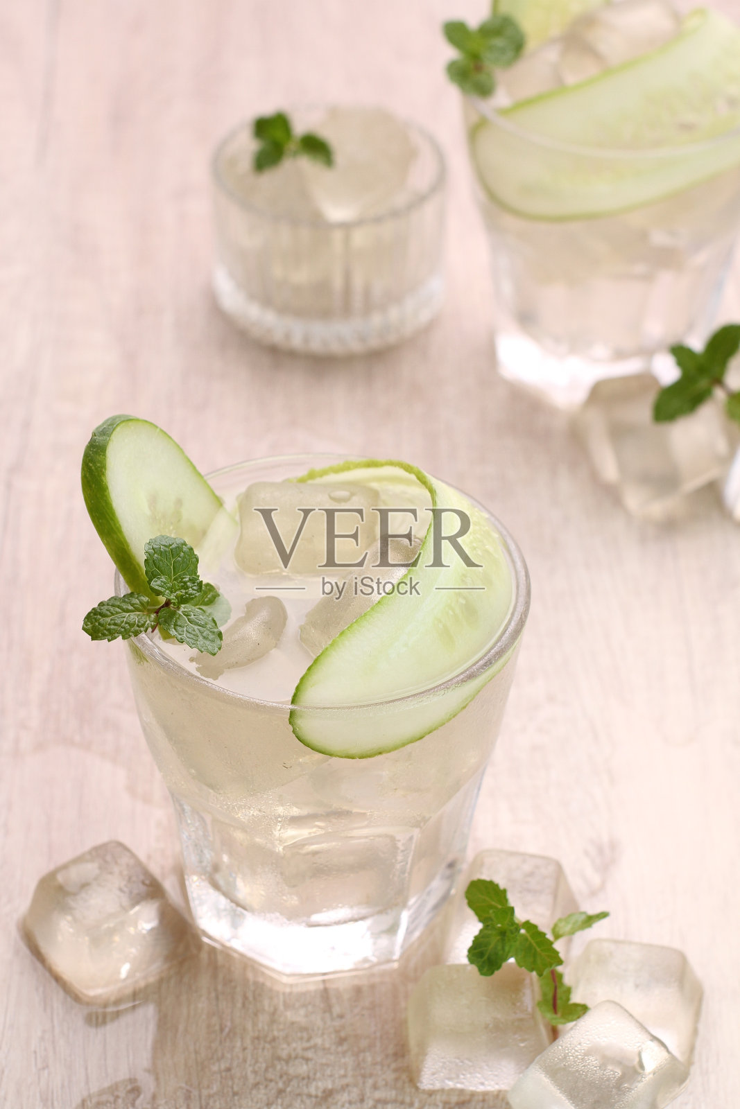 注入水照片摄影图片