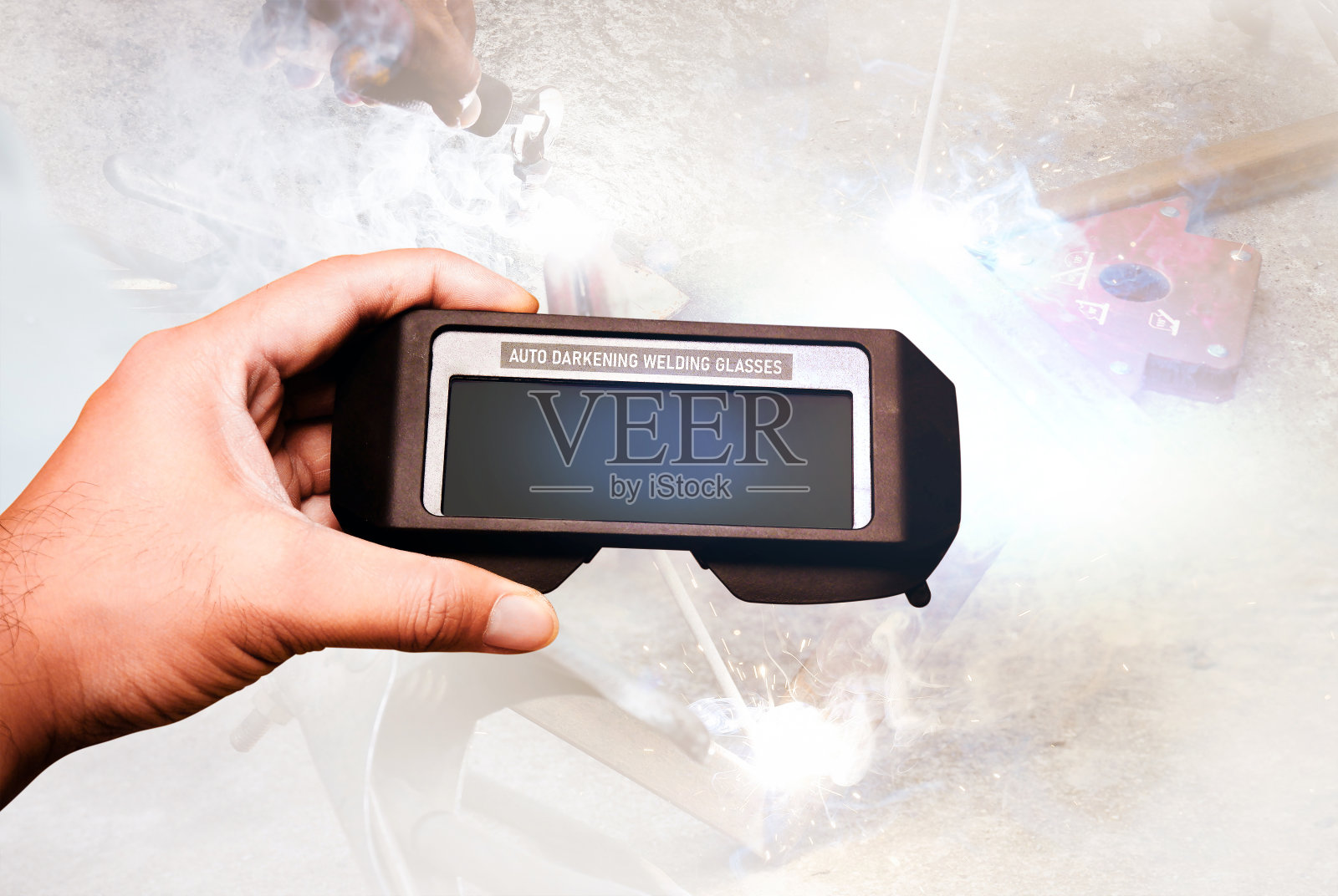 自动调暗焊接眼镜在机械手,焊接双曝光照片摄影图片