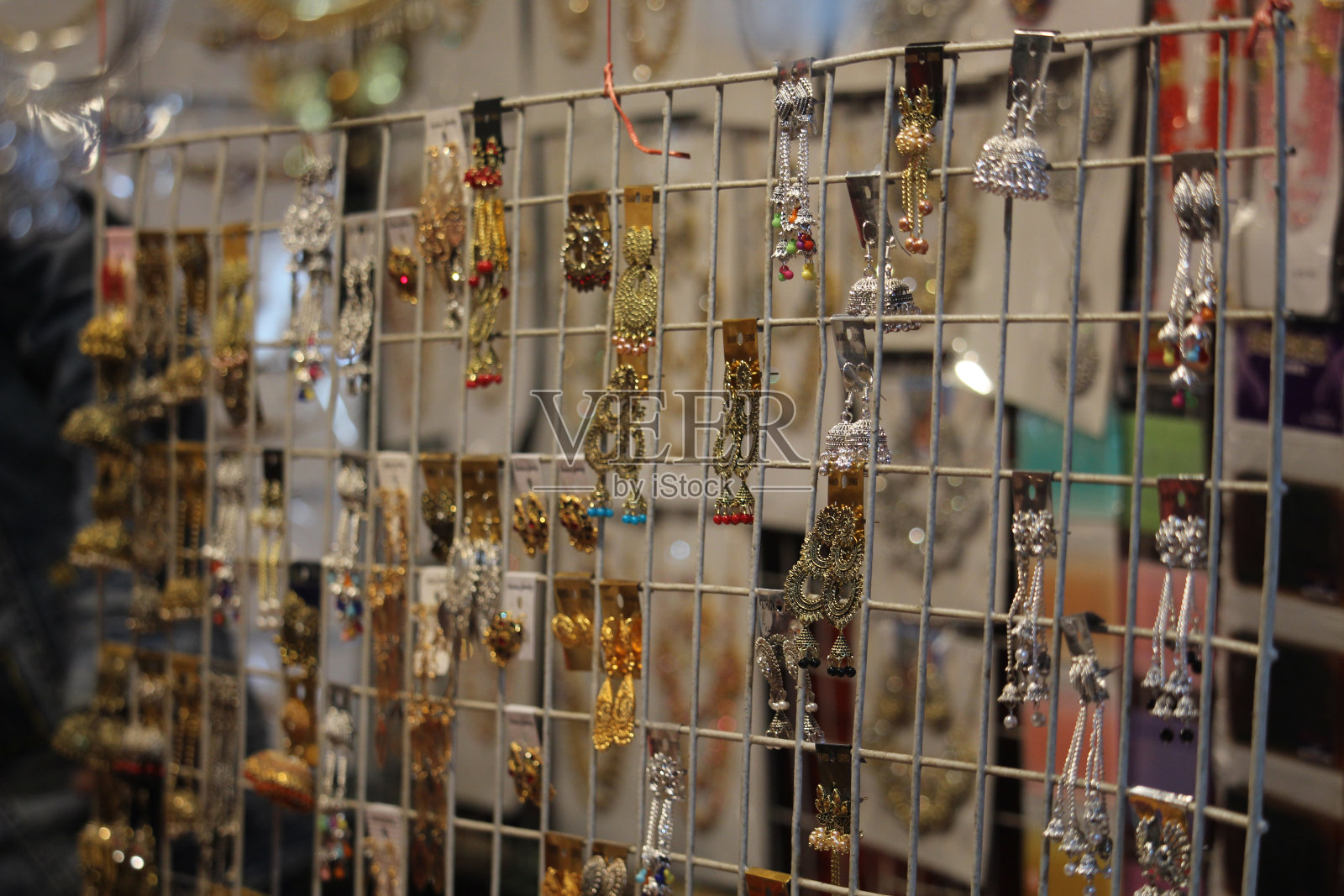 橱窗陈列的珠宝照片摄影图片
