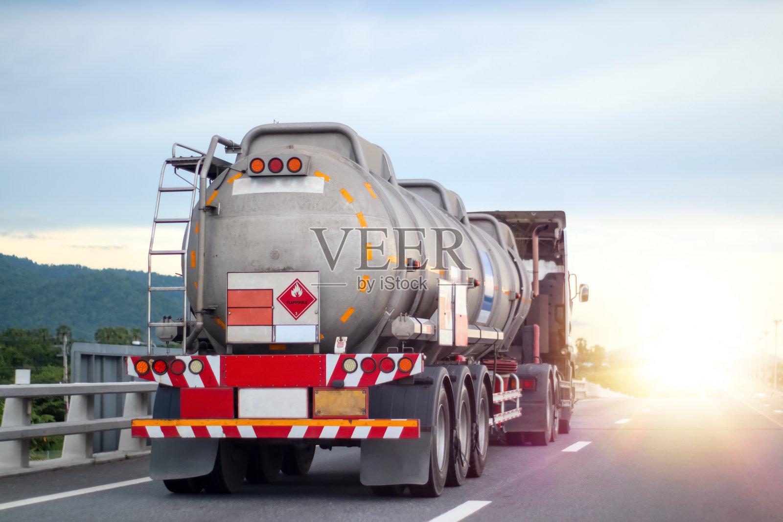 道路上运输危险化学品的卡车照片摄影图片