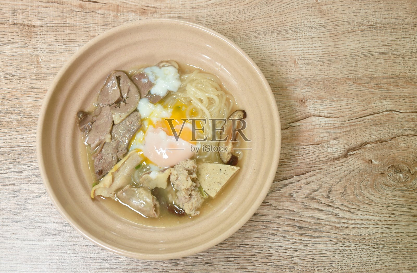 越南米粉或越南河粉,加上香肠和猪肠,浇上煮软的鸡蛋汤照片摄影图片