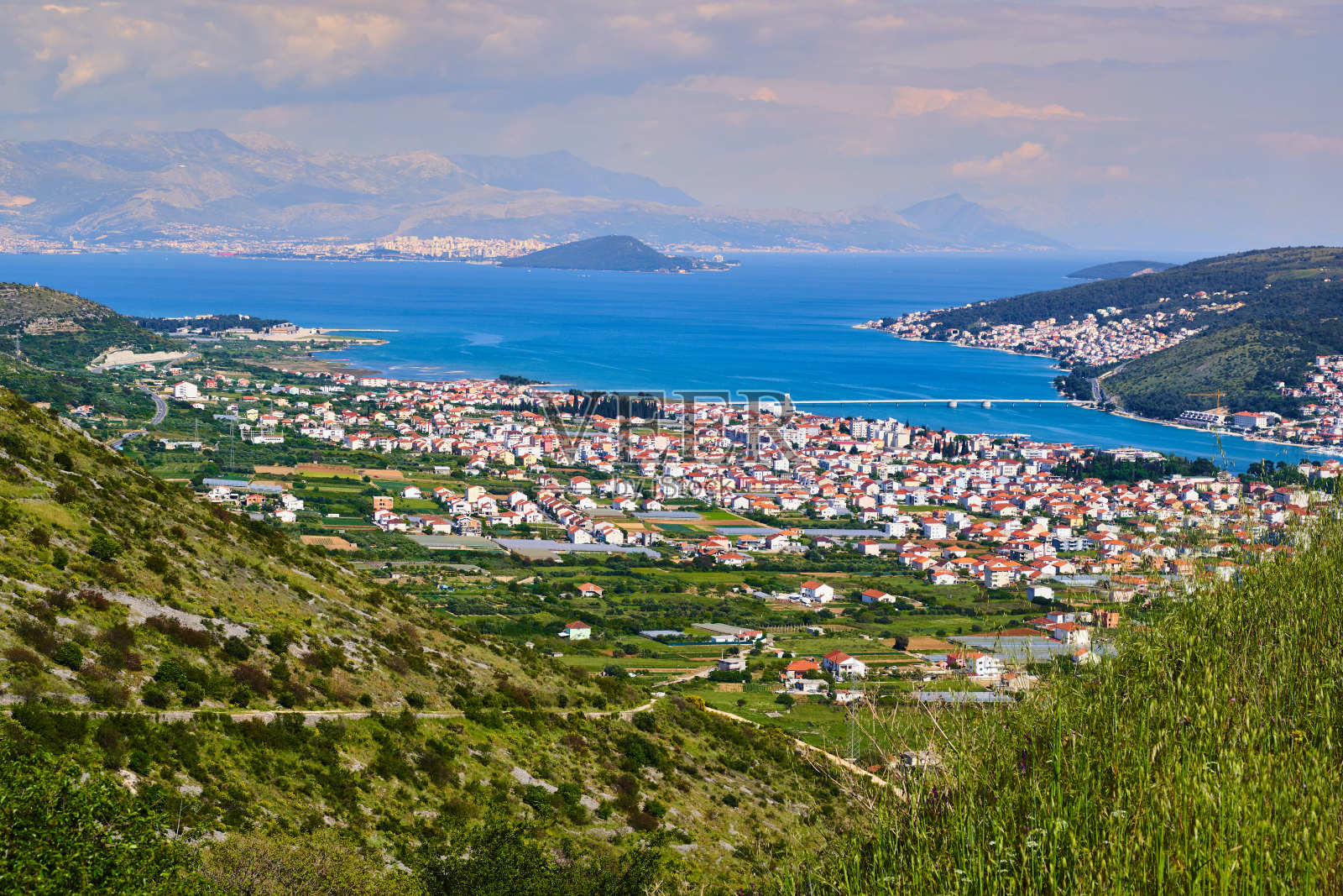 亚得里亚海沿岸的克罗地亚小镇,有一座桥通往斯普利特附近的中部海中的岛屿照片摄影图片