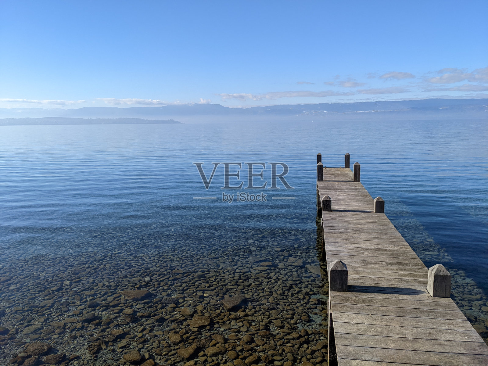 在清水水域的码头照片摄影图片