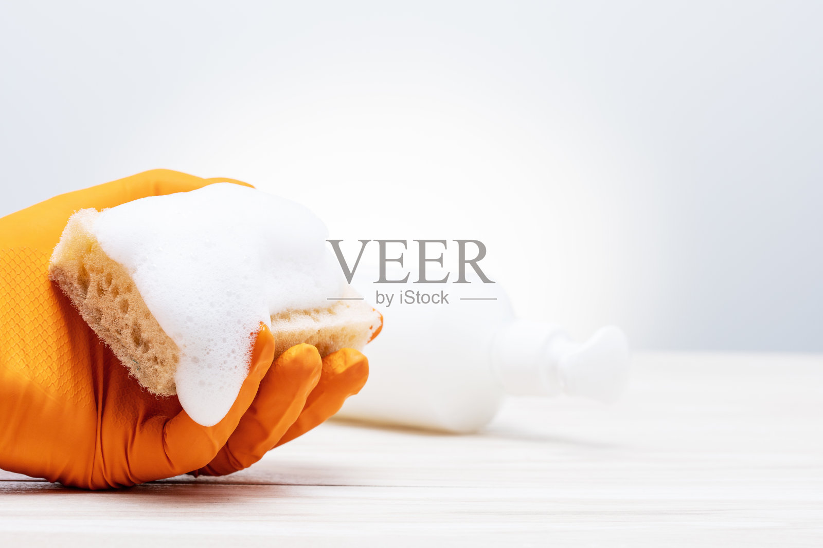 手持海绵清洁浴室照片摄影图片