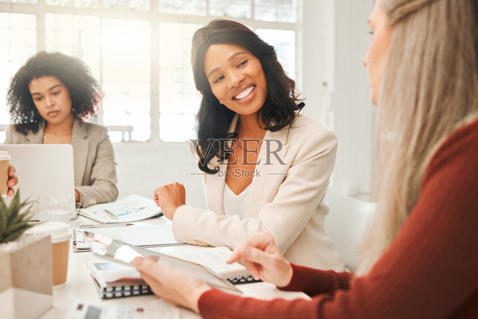 建筑师团队在一起开会。非裔美国工程师在员工会议上。同事合作。同事在会议中交谈。商界女性一起规划战略照片摄影图片