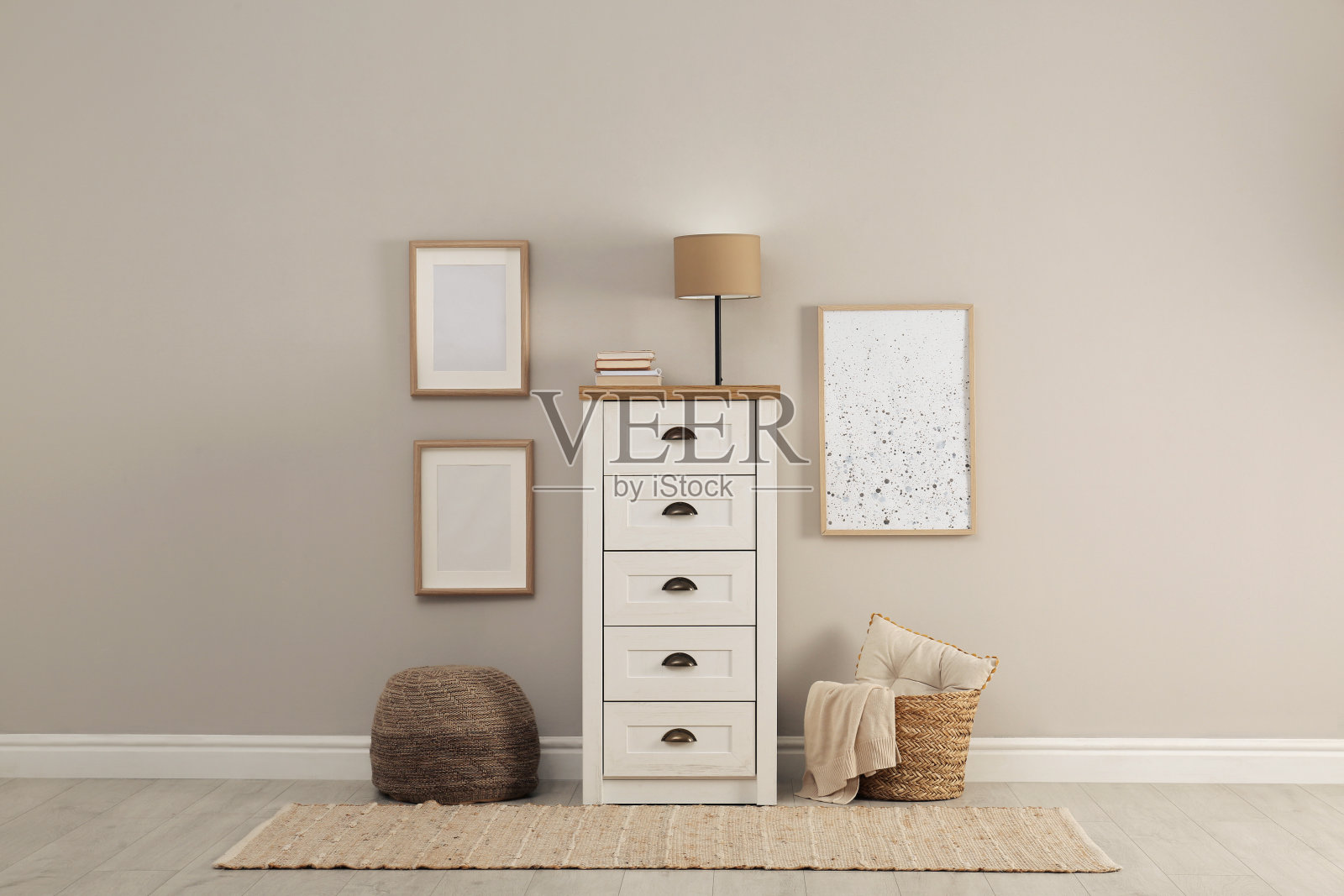 现代房间内部,抽屉柜靠近浅色墙壁照片摄影图片