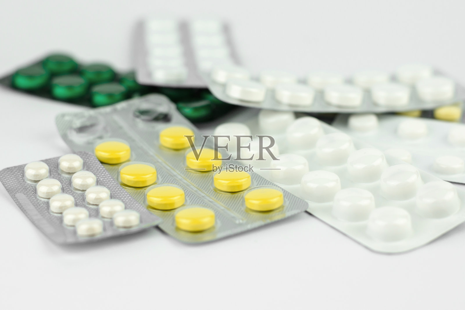 白色背景上的药片包的特写,选择性聚焦照片摄影图片