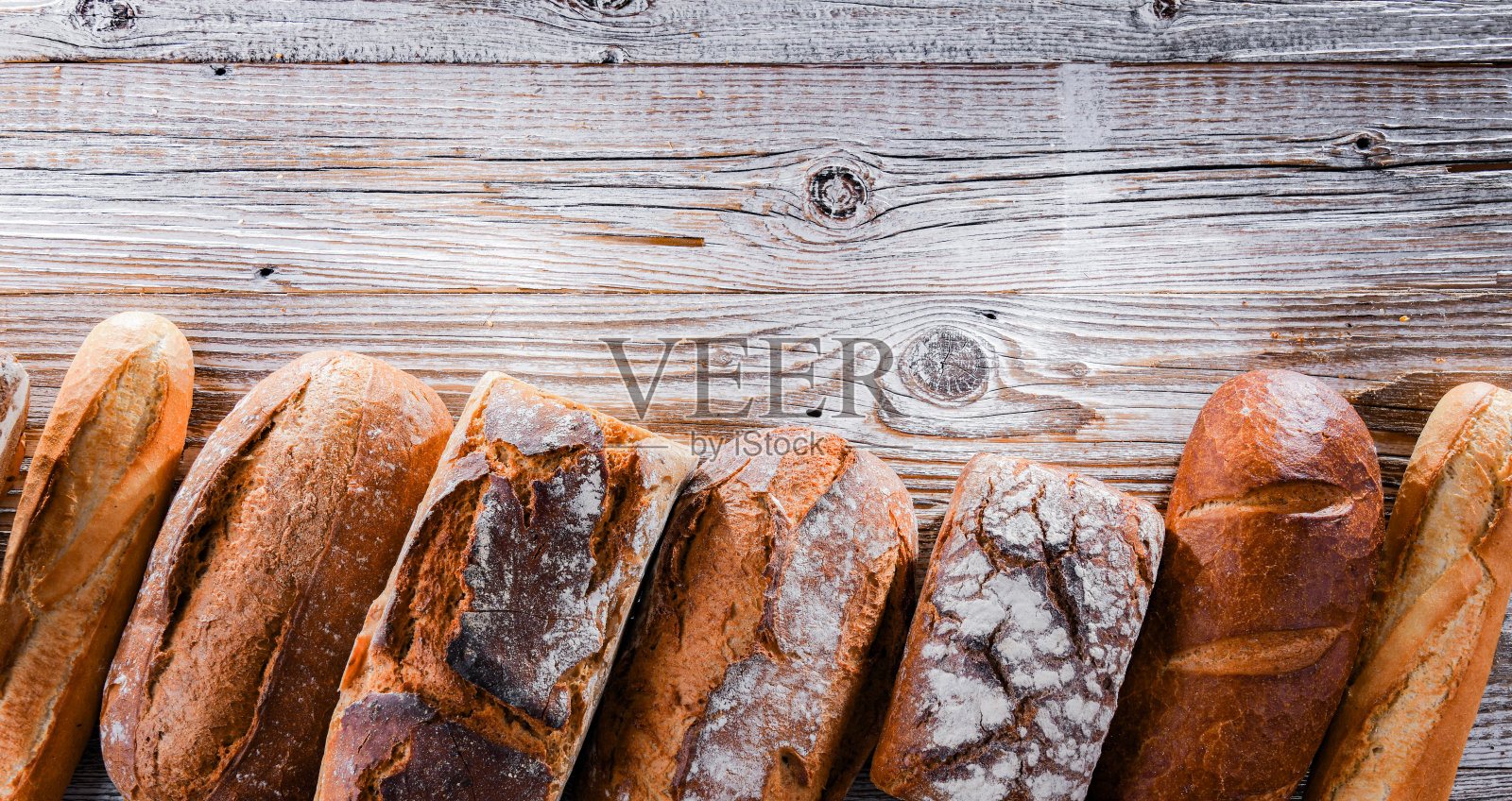 在木桌上搭配烘焙产品照片摄影图片