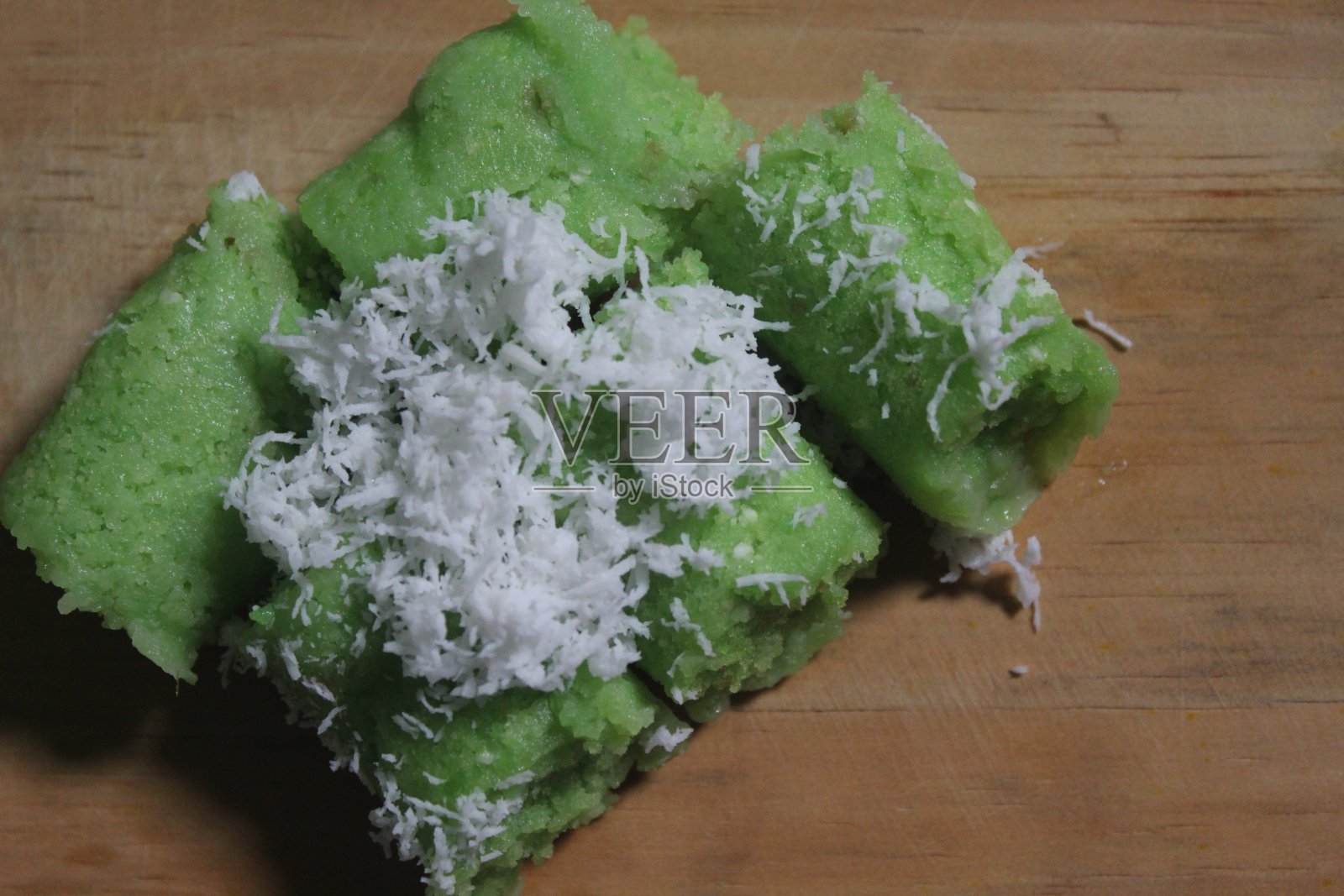 同样的普图蛋糕是绿色的,上面放着磨碎的椰子照片摄影图片