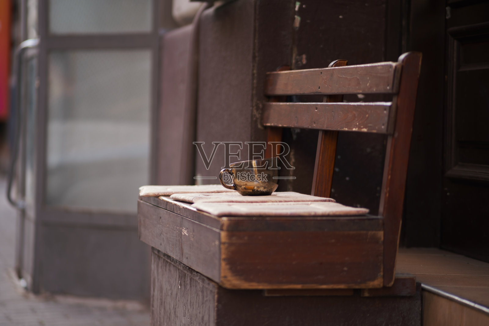 烟灰缸放在长凳上照片摄影图片