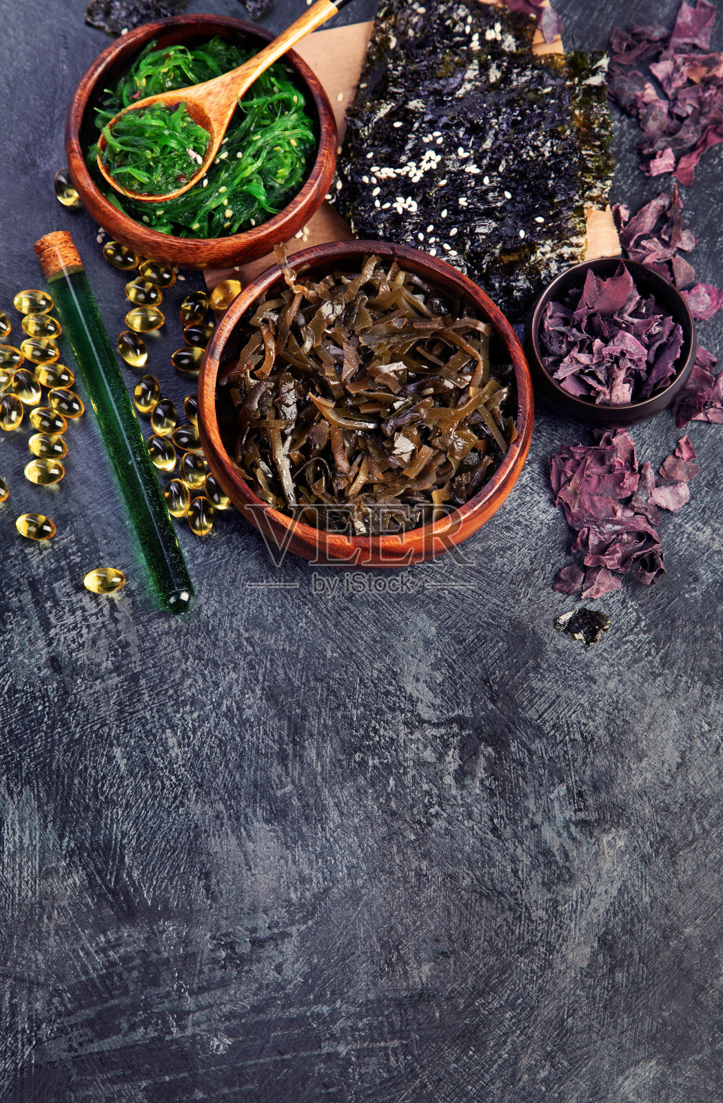 fark背景上的海藻分类。照片摄影图片