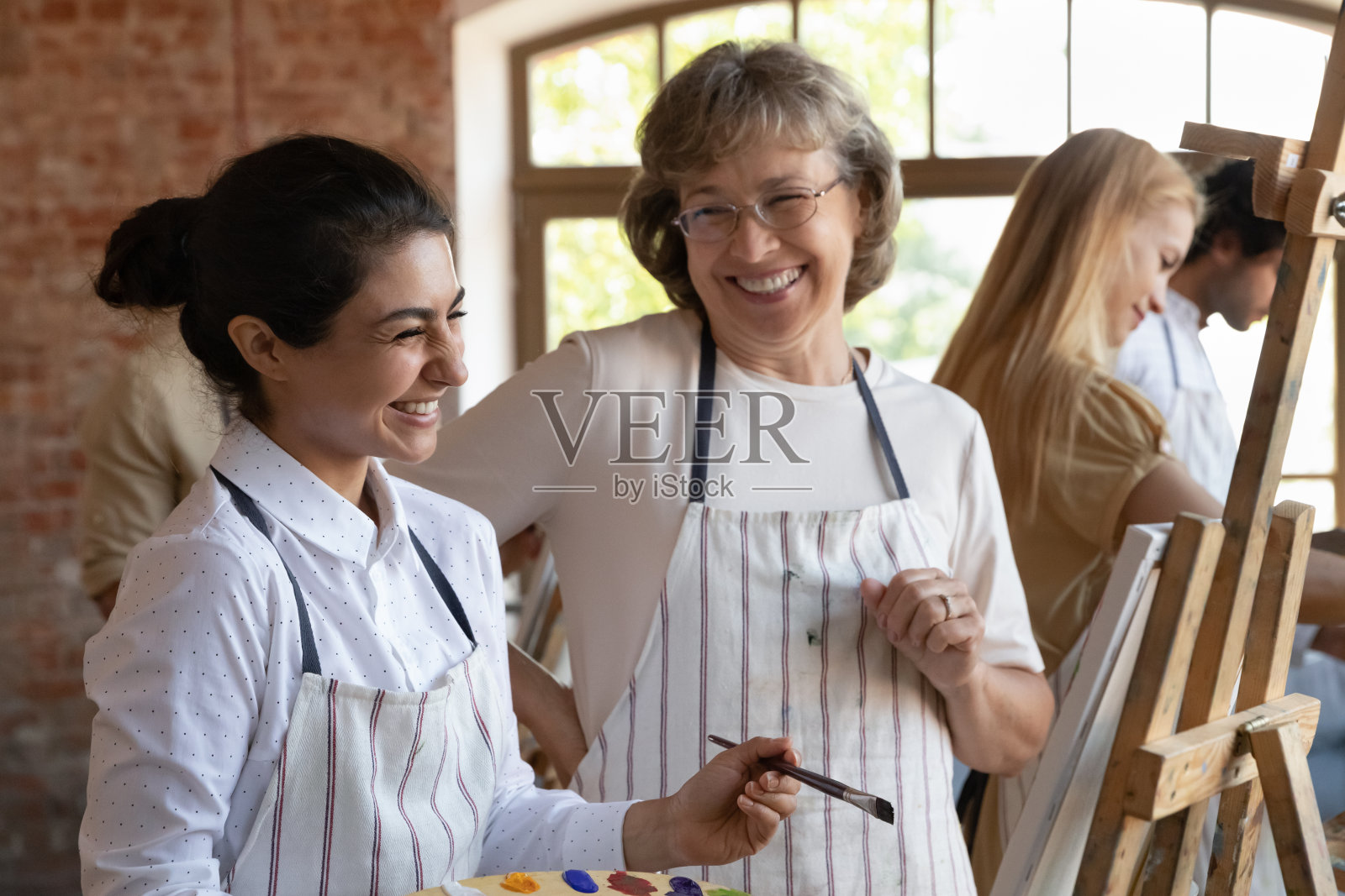 快乐的年老美术老师给予帮助,支持,建议照片摄影图片