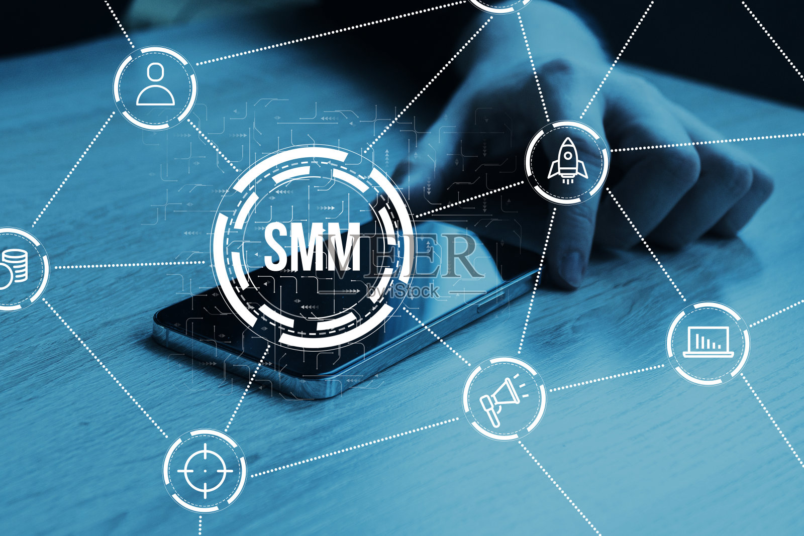 概念社交媒体营销或smm。抽象的图标背景上的人与智能手机。照片摄影图片