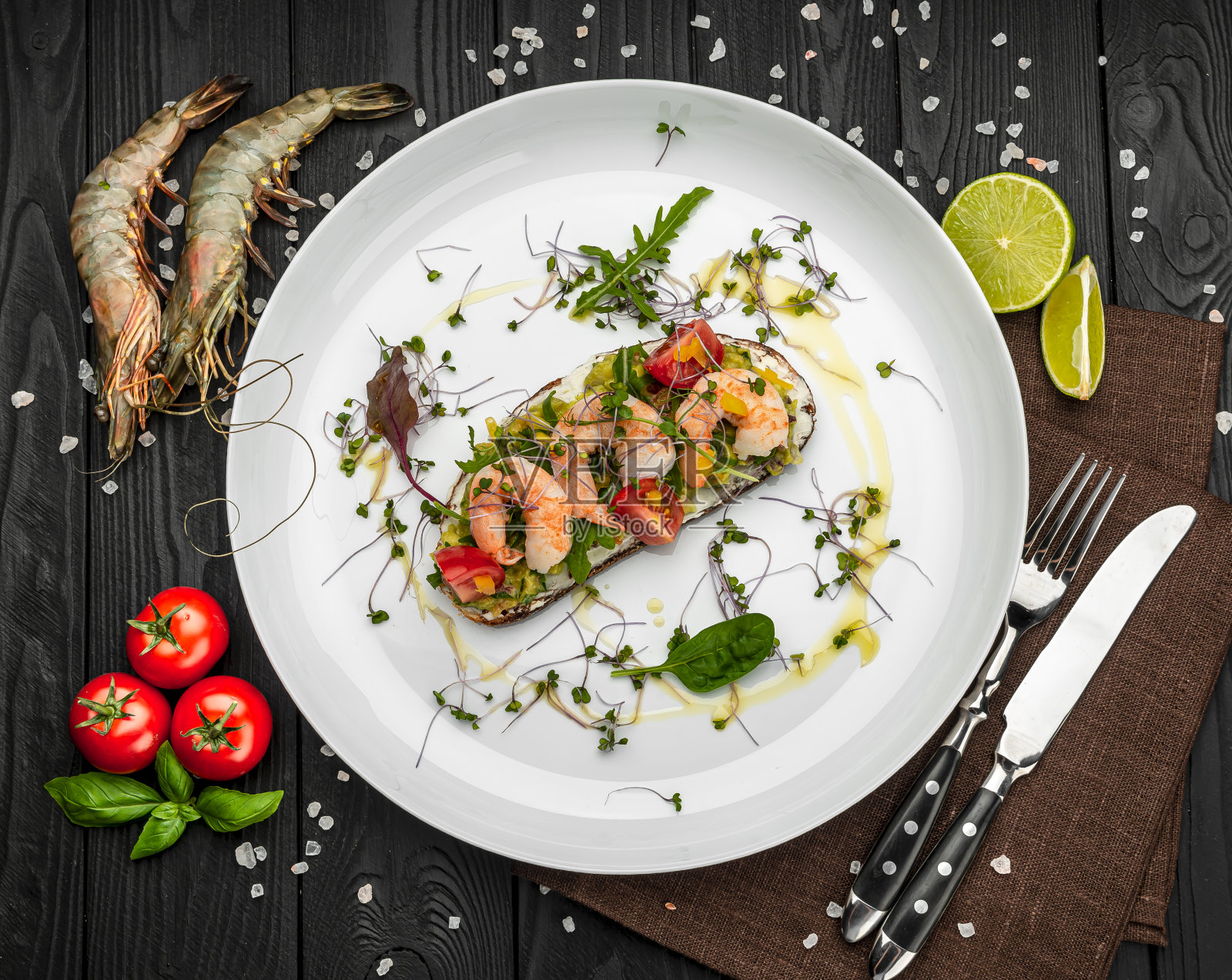 意式烤面包配虾仁、西红柿和葡甘露酱照片摄影图片