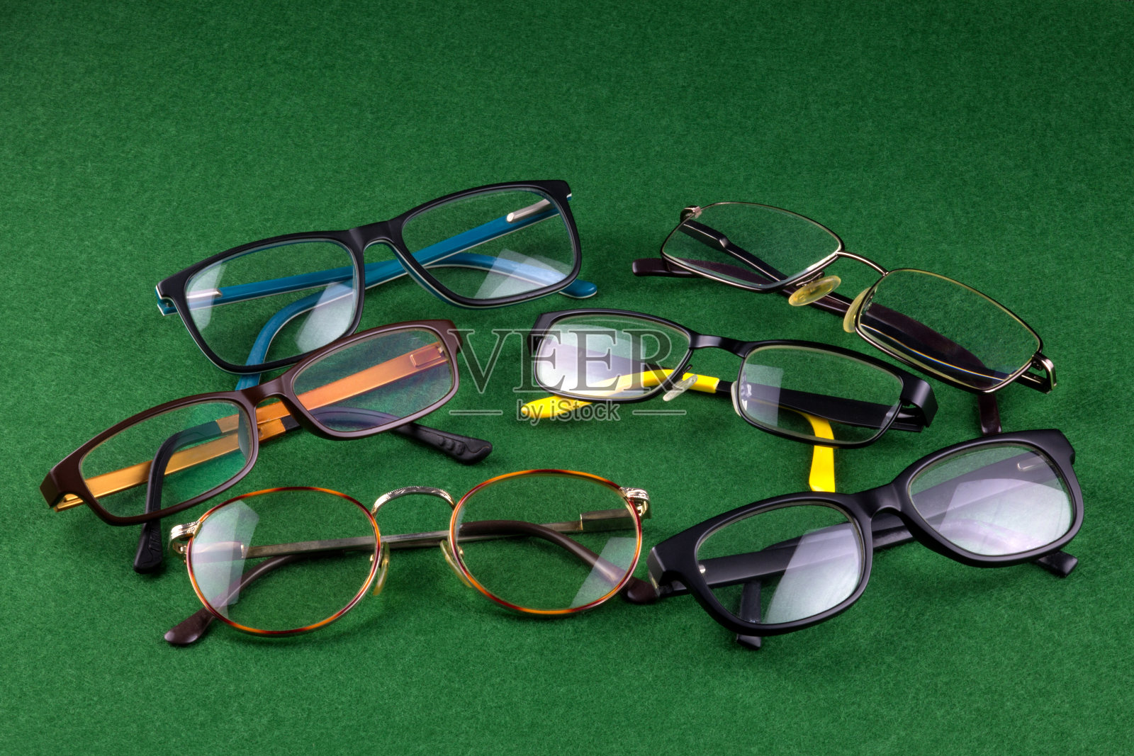 绿色毛毡桌上的各种眼镜照片摄影图片