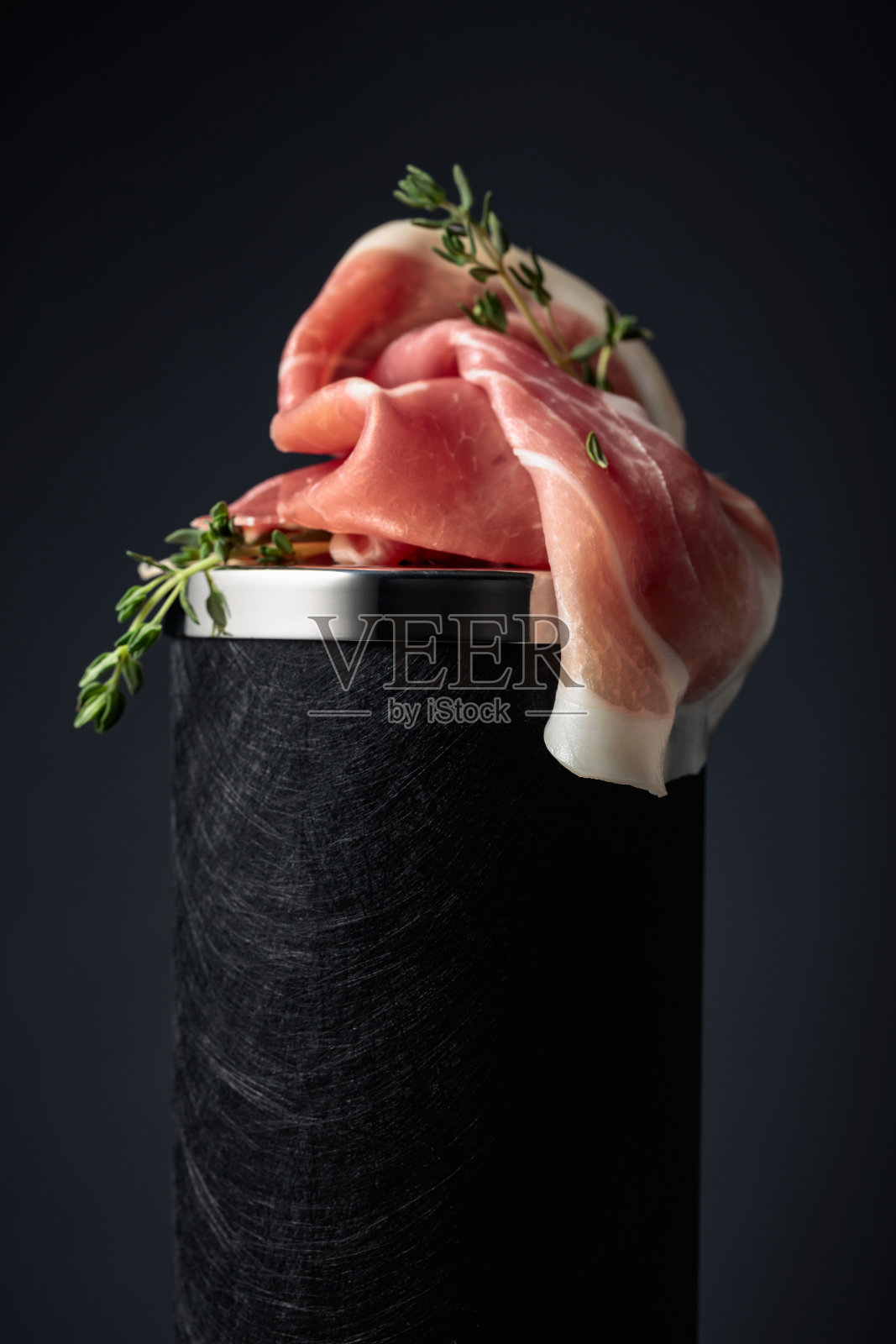 火腿和百里香。照片摄影图片