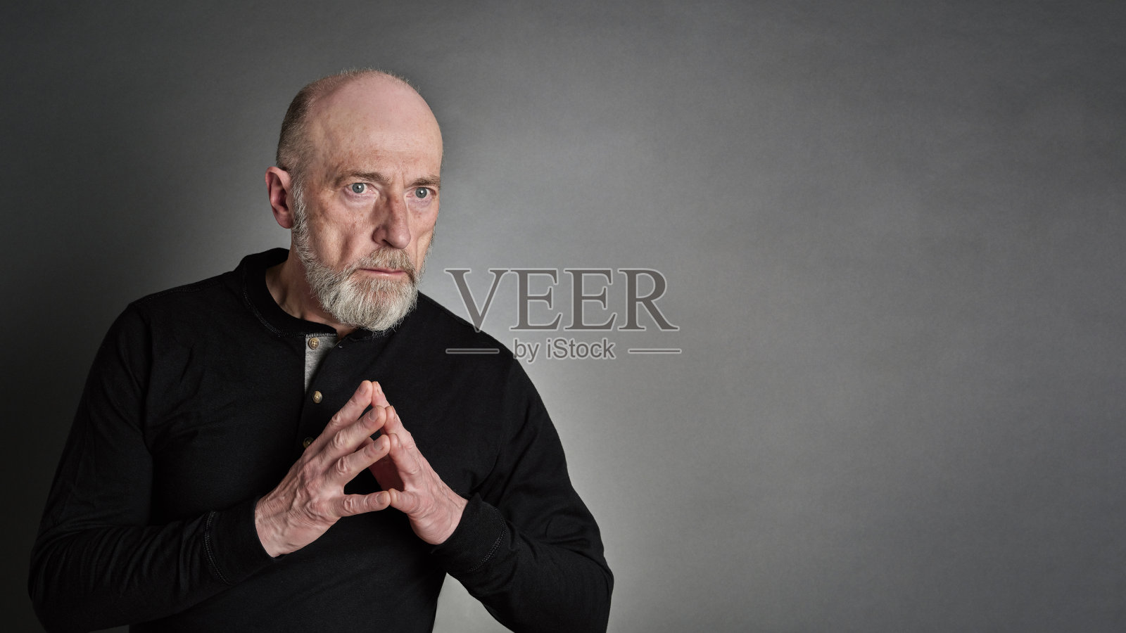 自信而专注的高级男性肖像照片摄影图片