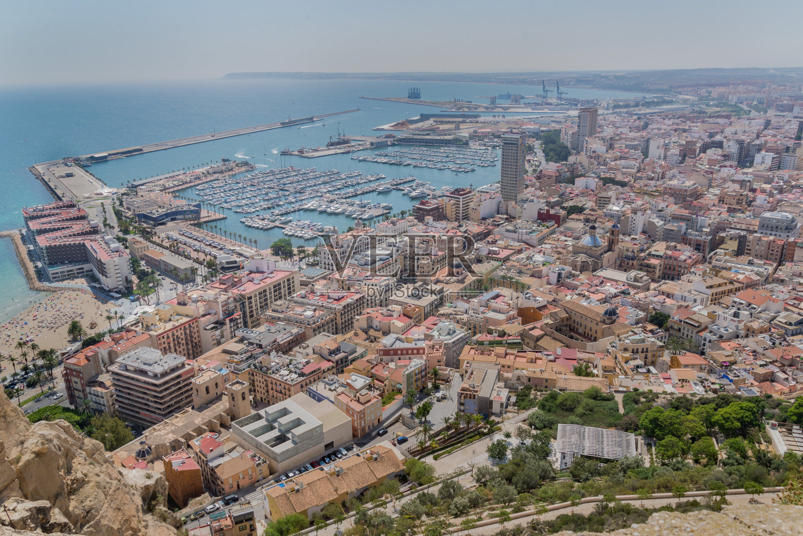 从桑塔Bárbara城堡俯瞰阿利坎特的天际线照片摄影图片